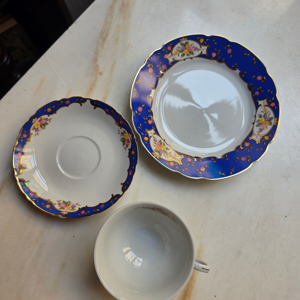 Vintage Porzellan Gedeck 3-teilig „Sissy“ von MF Design – Kobaltblau mit Golddekor & Blumenbukett