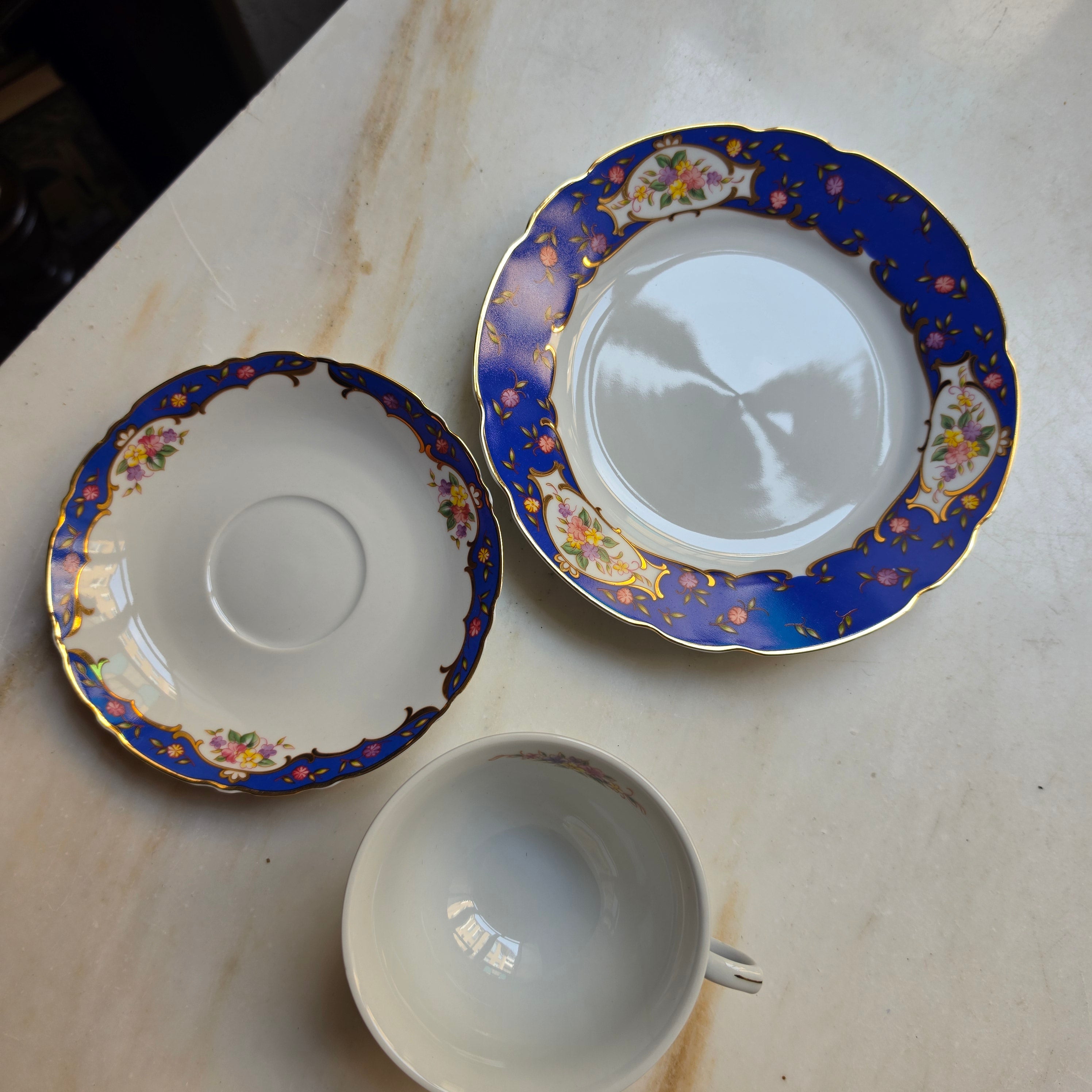 Vintage Porzellan Gedeck 3-teilig „Sissy“ von MF Design – Kobaltblau mit Golddekor & Blumenbukett