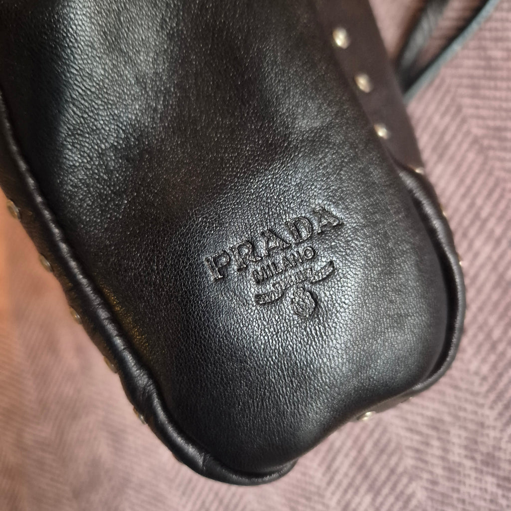🖤 Vintage Prada 1995 – Nappa Leder Crossbody mit Ösen-Details Mini Bag