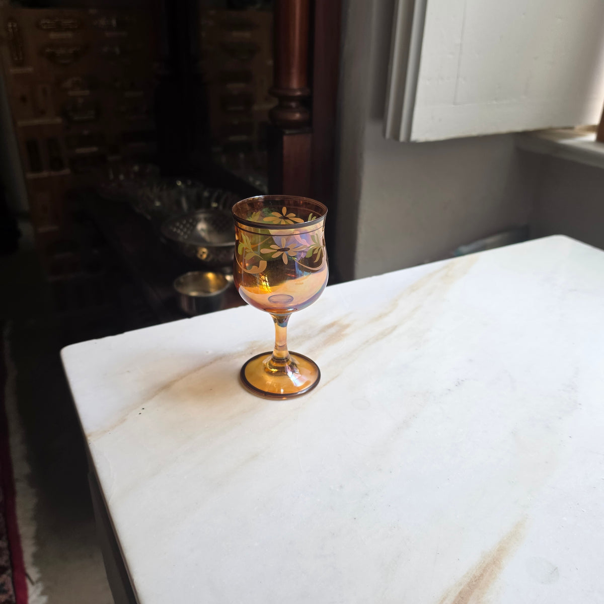 Vintage Likörglas - Likörkelch aus Bernstein-Glas – Handbemalt mit Blumenmotiv & Irisierendem Glanz