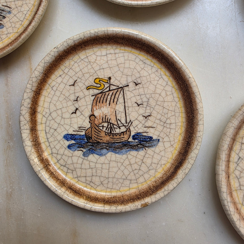 Vintage Keramik-Untersetzer Set „Maritim“ mit schmiedeeisernem Halter – 9-teilig – Mid-Century Craquelé