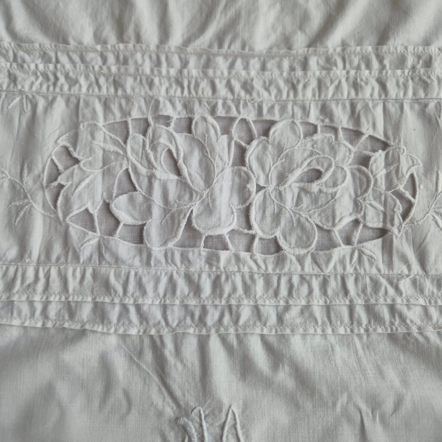 Antiker Kopfkissenbezug mit zarter Stickerei 75x80cm Baumwolle Monogramm L.M.