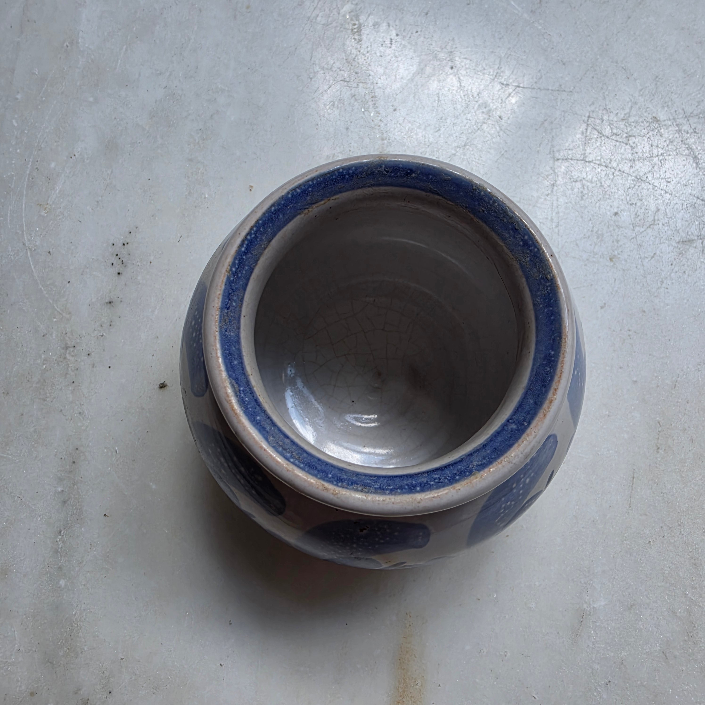 Vintage Keramik-Kugeltopf / Mini-Vase – Blau-Weißes florales Dekor