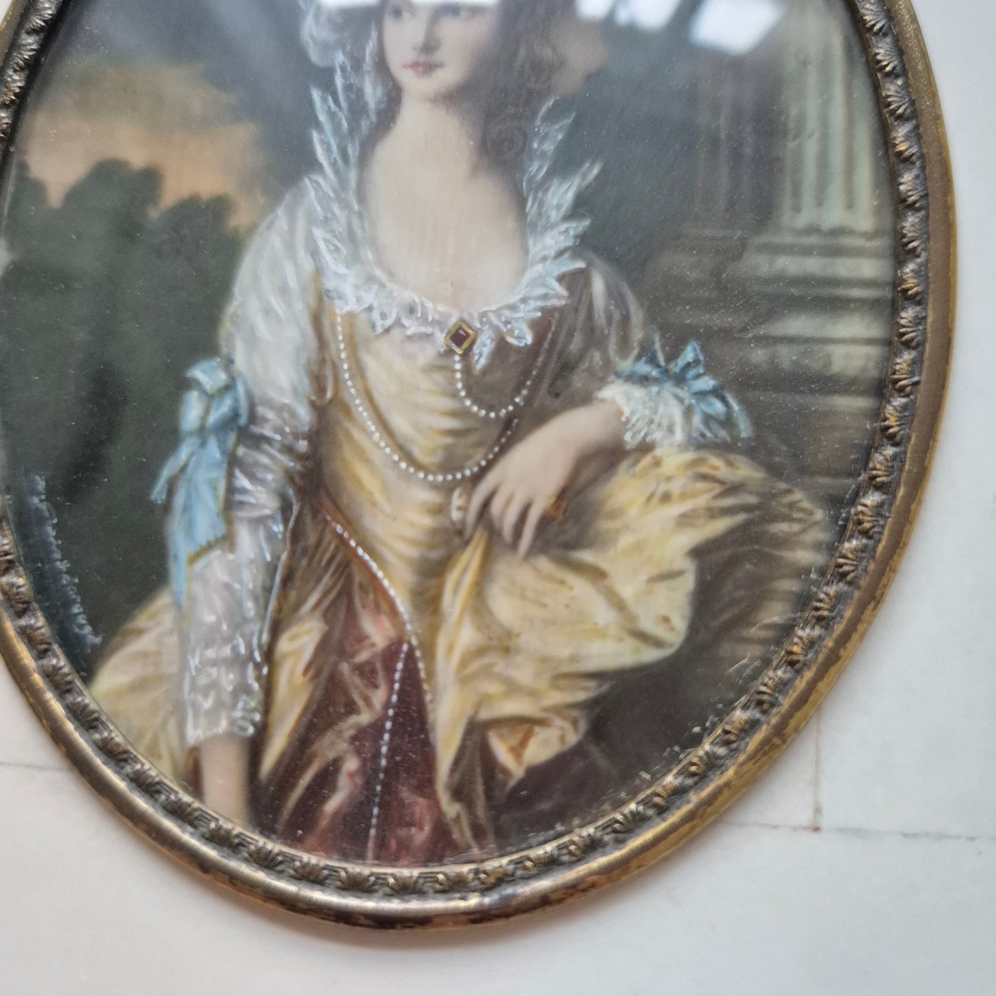Antike viktorianische Miniaturmalerei / Lupenmalerei Porträt auf Bein / Porzellan Messing gerahmt