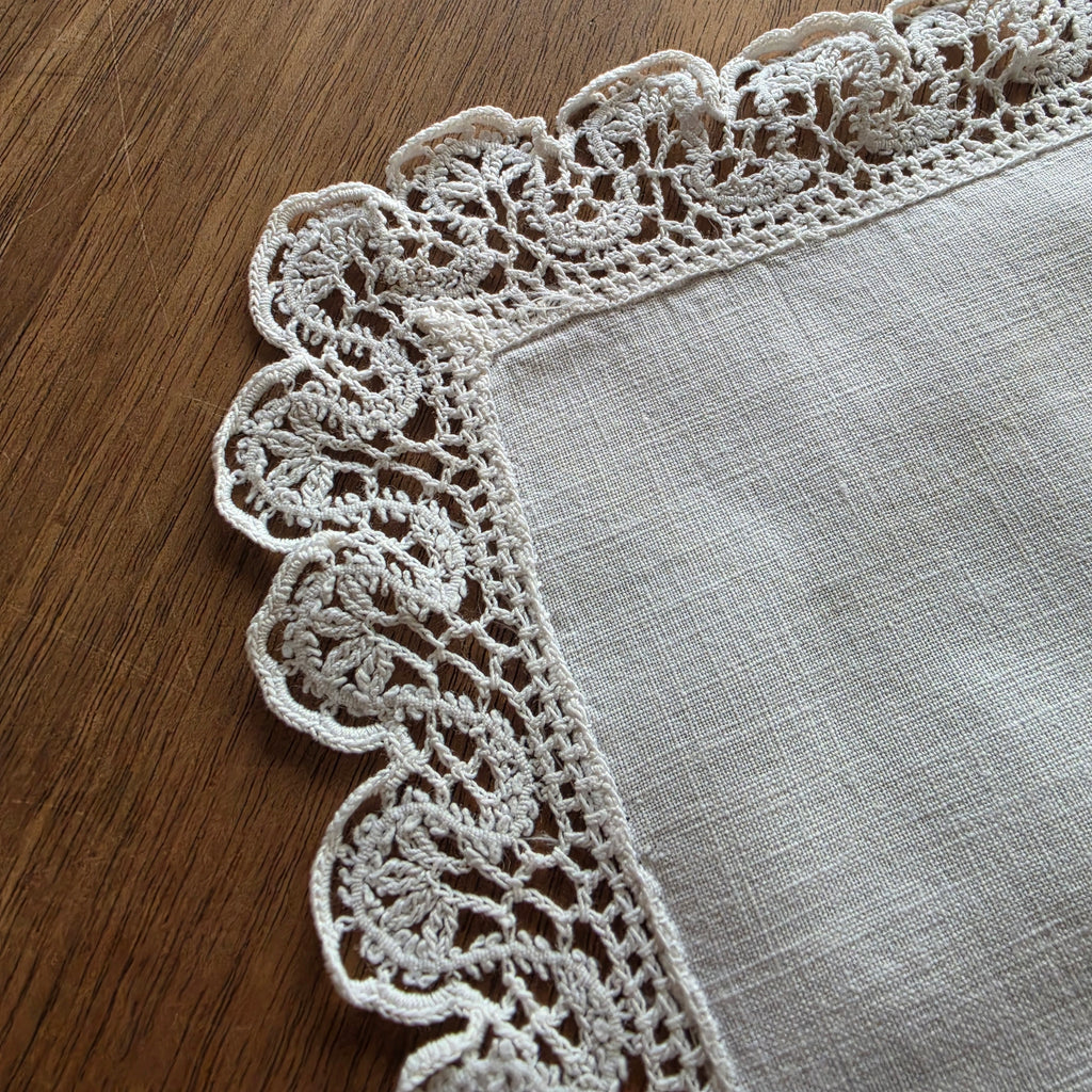Edles Vintage-Linnendeckchen mit handgehäkelter Spitzenkante – Quadratisches Doily / Tischelement in Naturweiß