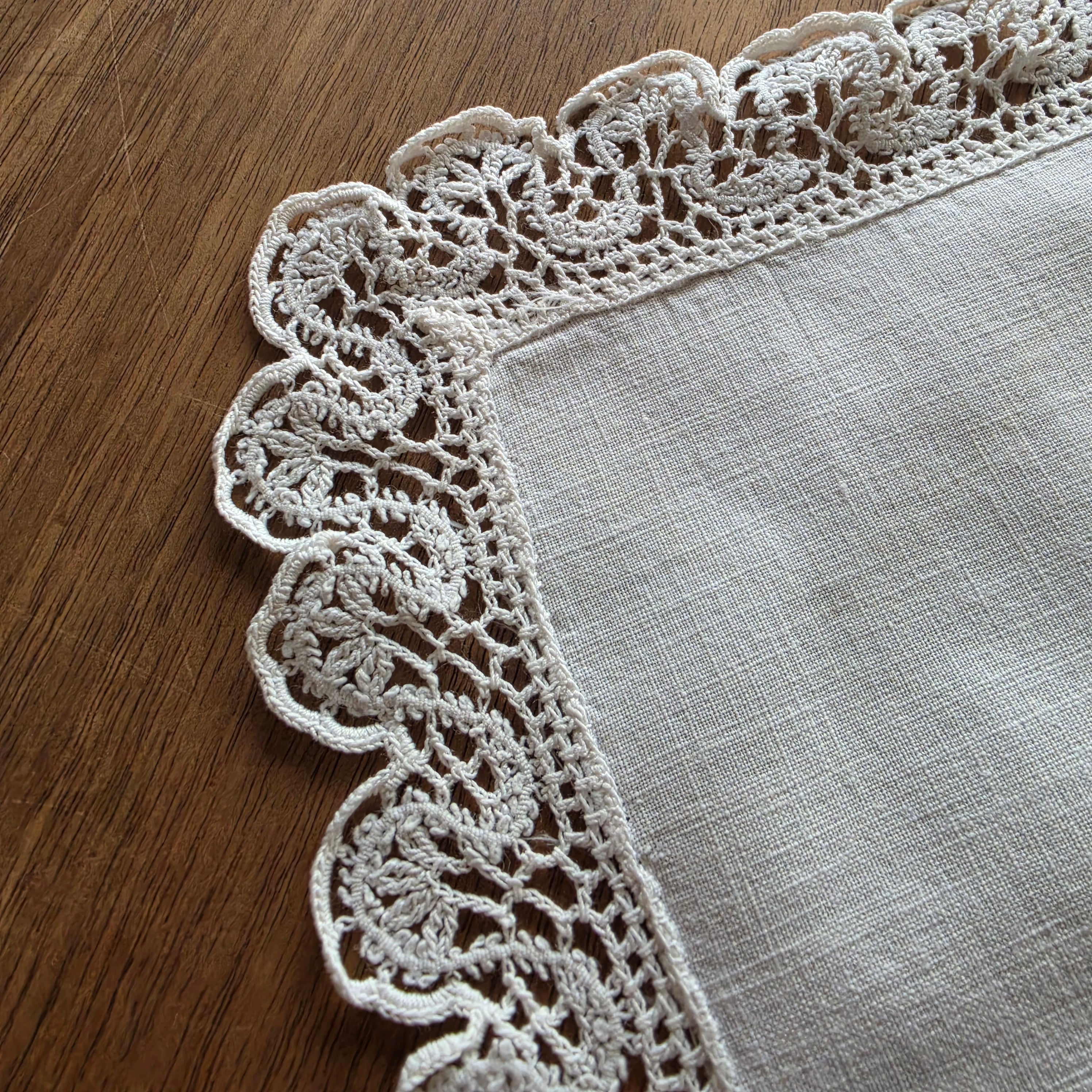 Edles Vintage-Linnendeckchen mit handgehäkelter Spitzenkante – Quadratisches Doily / Tischelement in Naturweiß