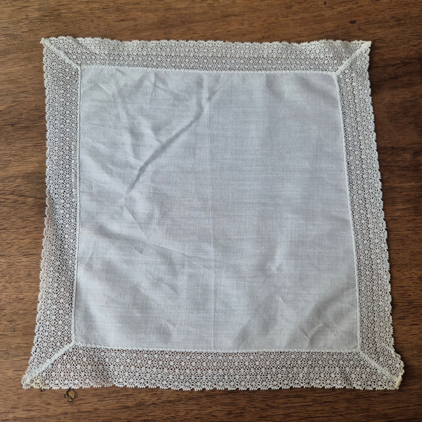 Weißes Vintage Stofftaschentuch mit gehäkelte/ geklöppelte Spitze 25x26cm