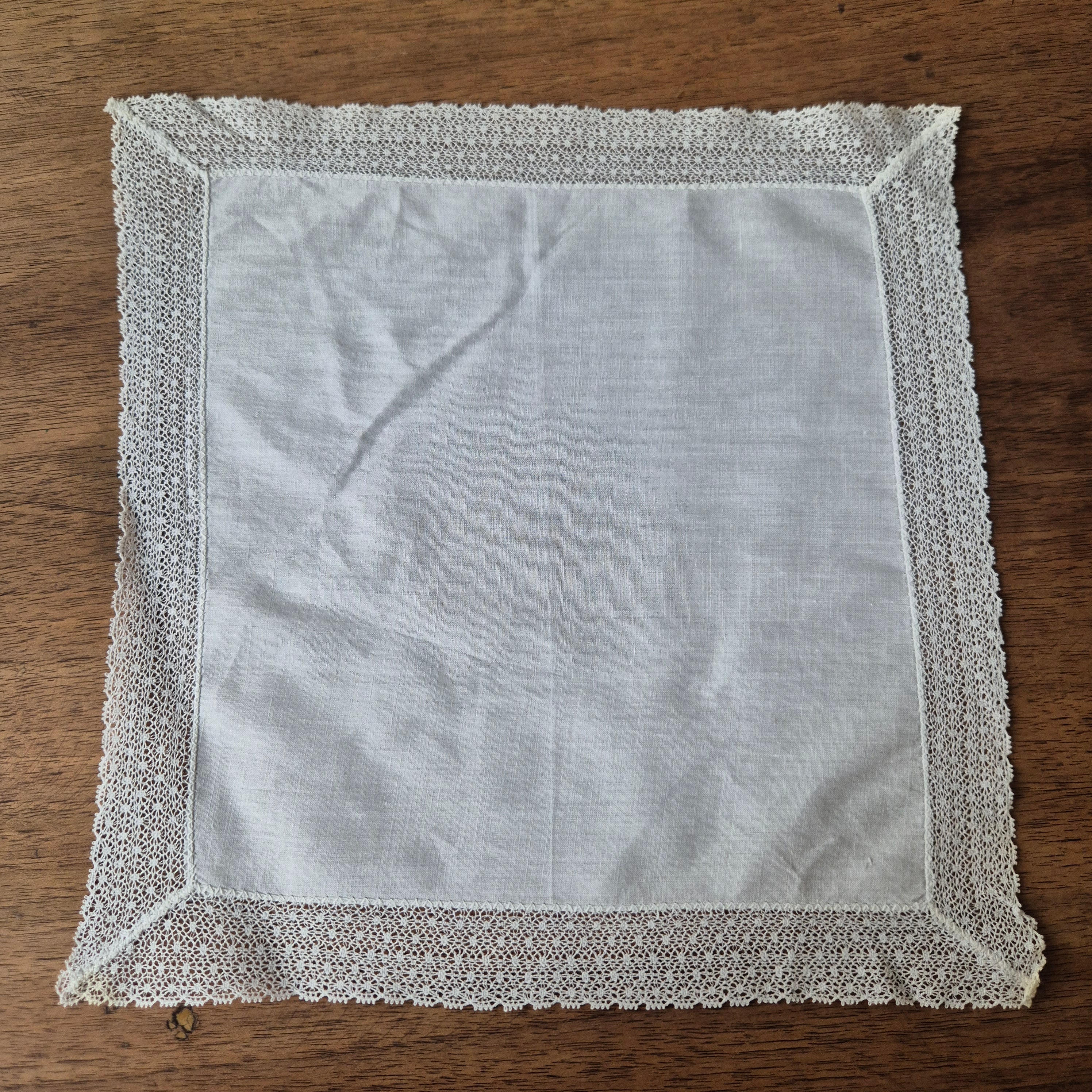 Weißes Vintage Stofftaschentuch mit gehäkelte/ geklöppelte Spitze 25x26cm