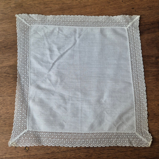 Weißes Vintage Stofftaschentuch mit gehäkelte/ geklöppelte Spitze 25x26cm