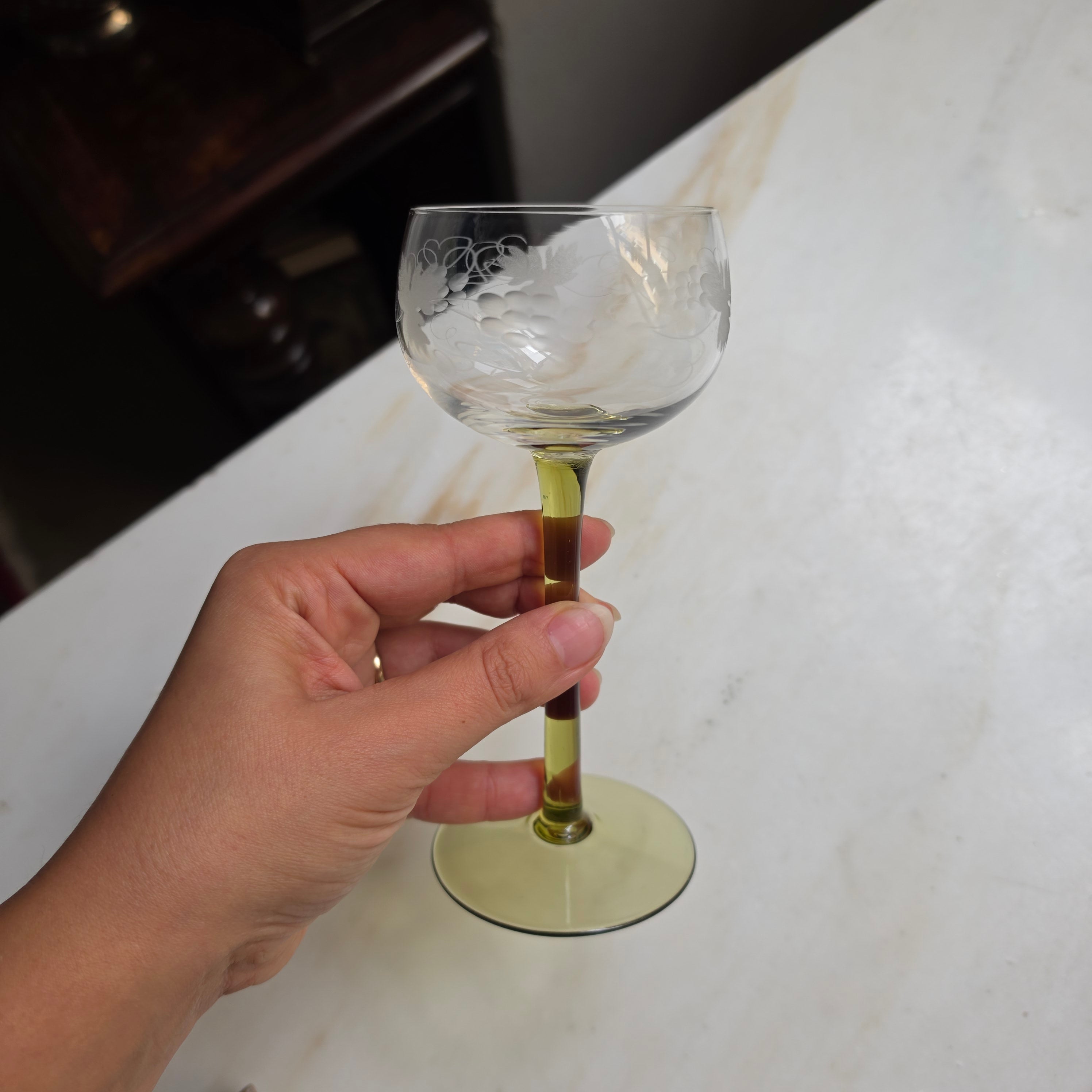 Vintage Römer Weinglas mit Gravur – Olivegrüner Stiel & Weinlaub-Schliff
