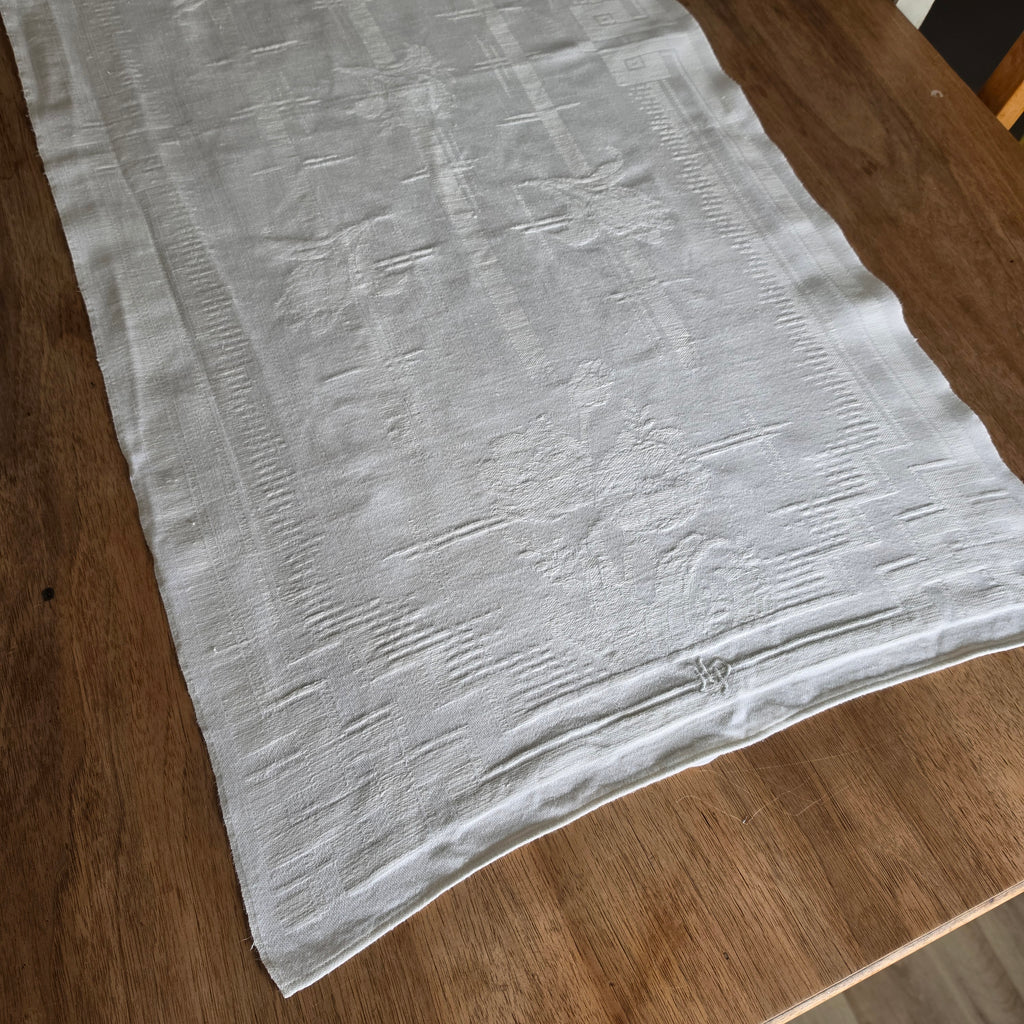 Edler Vintage Halbleinen-Tischläufer mit Damastmuster & Monogramm-Stickerei - 102x47cm H.P