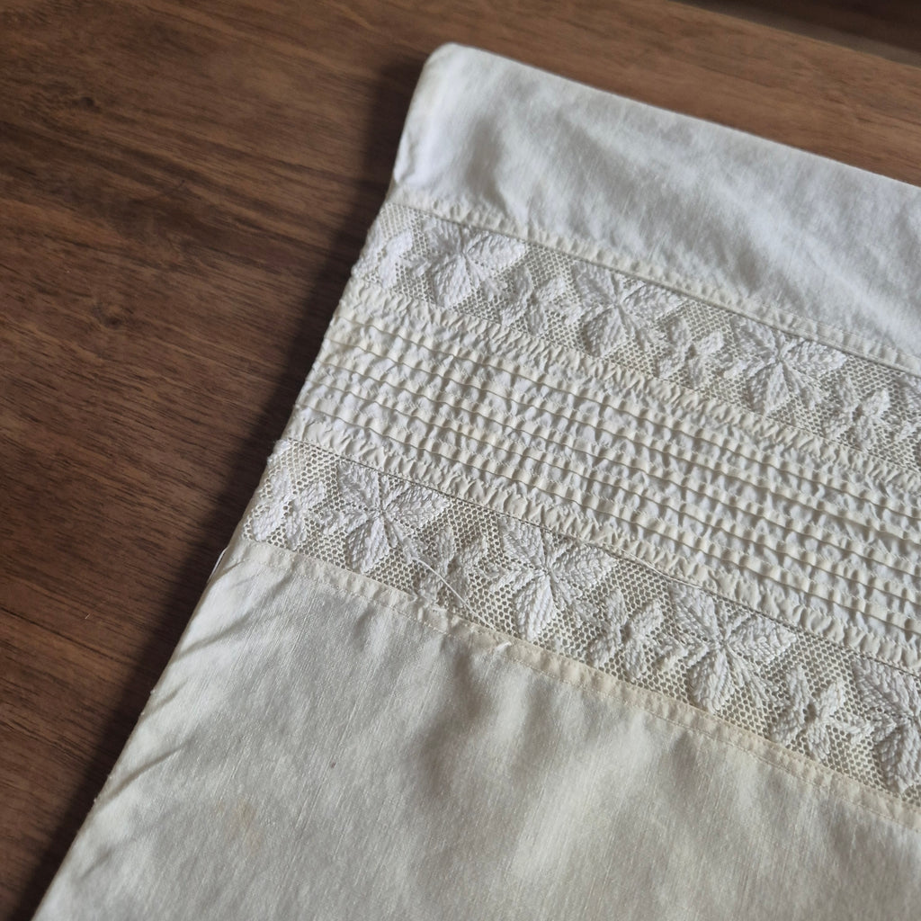 Stark vergilbter Kopfkissenbezug mit Monogram A.W. 75x70cm