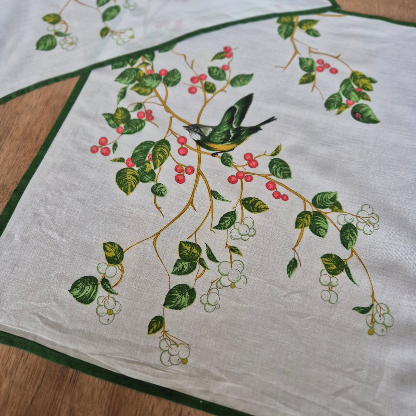 2x Vintage bedruckte Servietten Grün weiß Vogelmotiv und Pflanzenmotiv Baumwolle