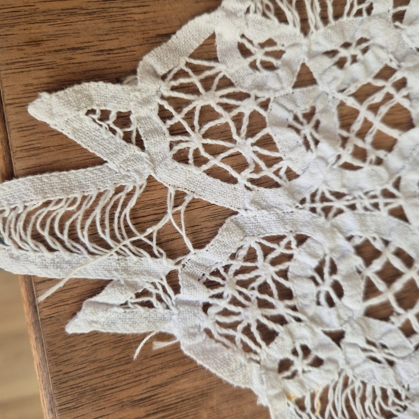 Antike viktorianische Spitzen Tischdecke gehäkelt geklöppelt weiß 85x85cm (Stockflecken Rückseite)