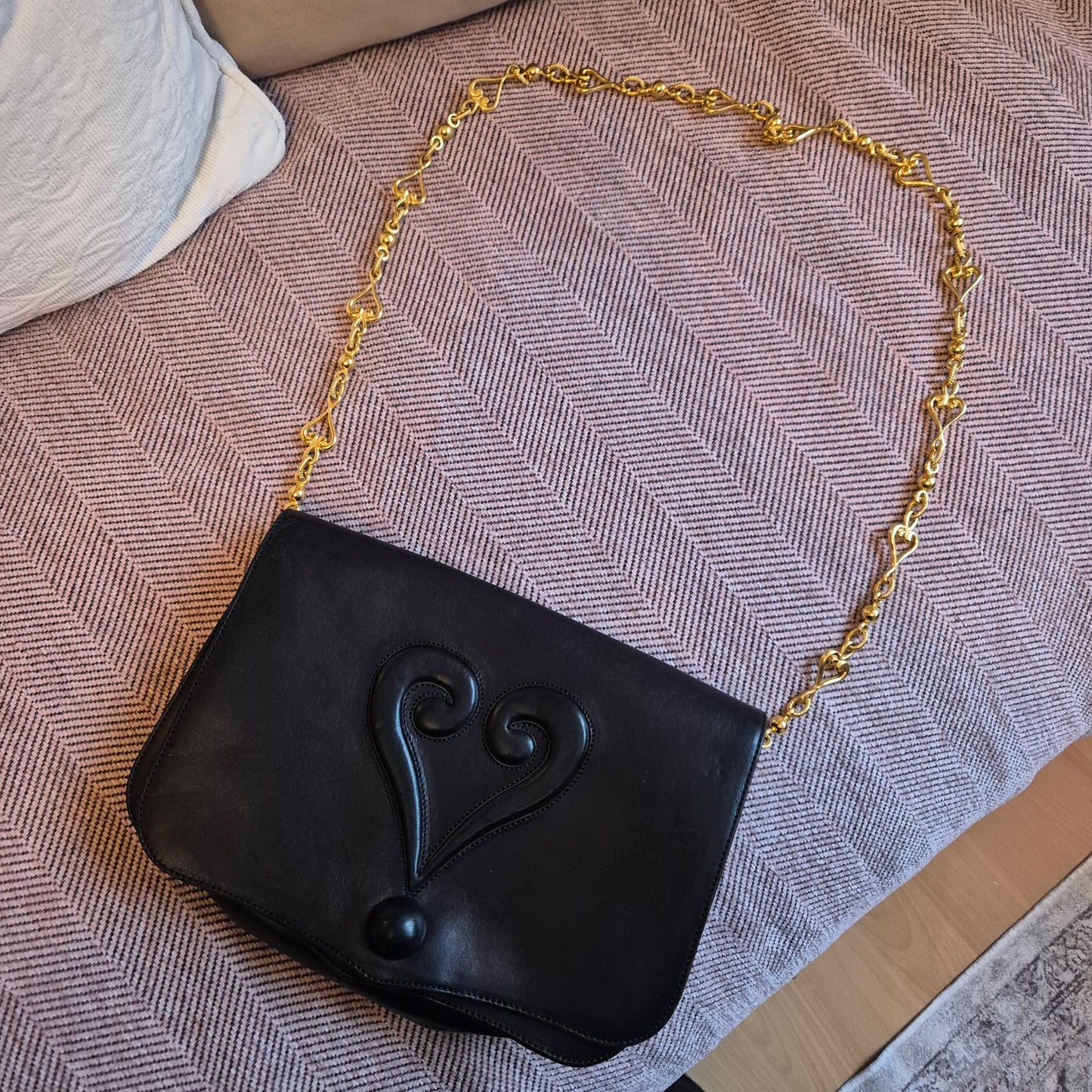 Vintage Moschino schwarze Schultertasche mit Herz 90er Jahre