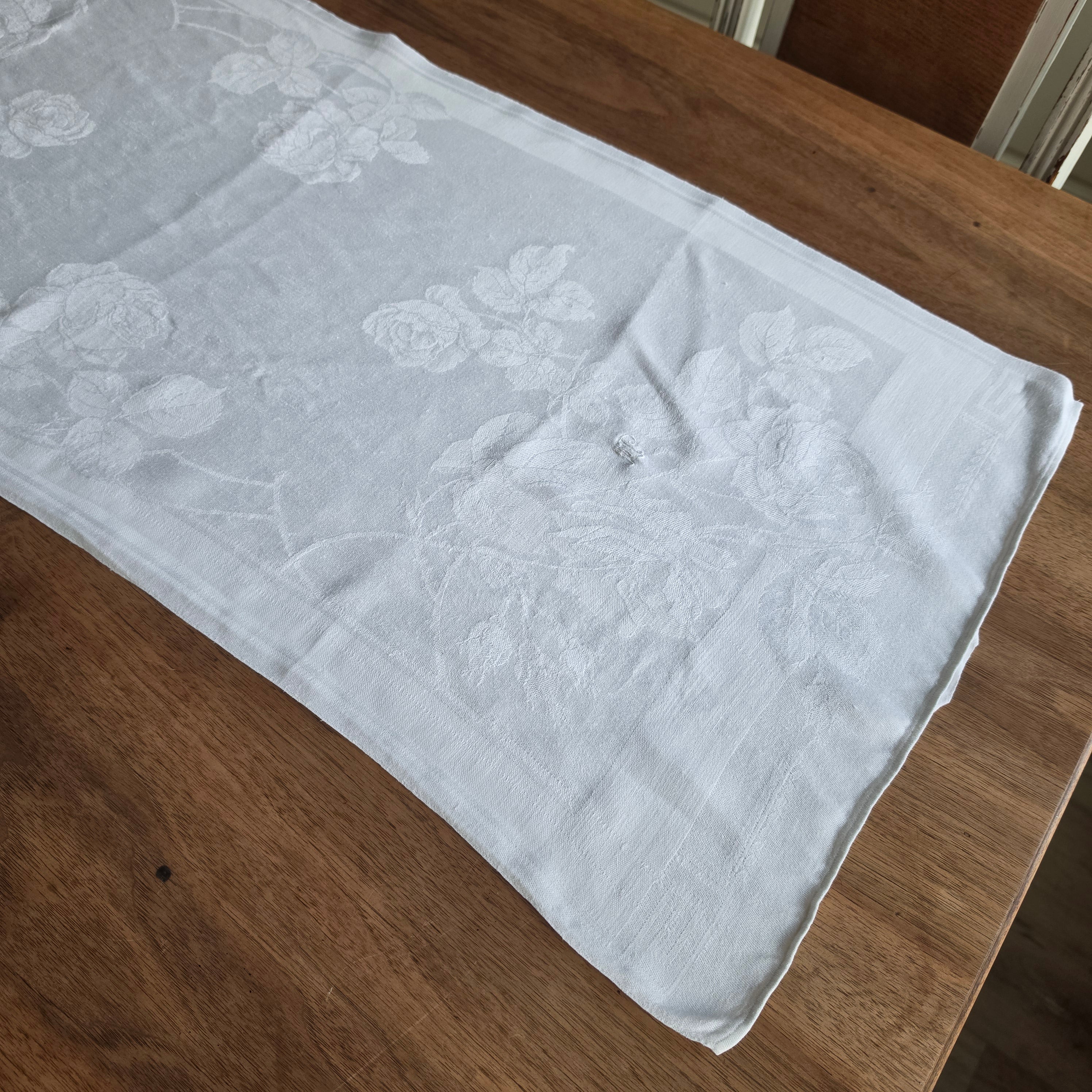 Antikes Leinen-Damast-Handtuch mit Rosenmuster & Monogramm M.P. - 45x103