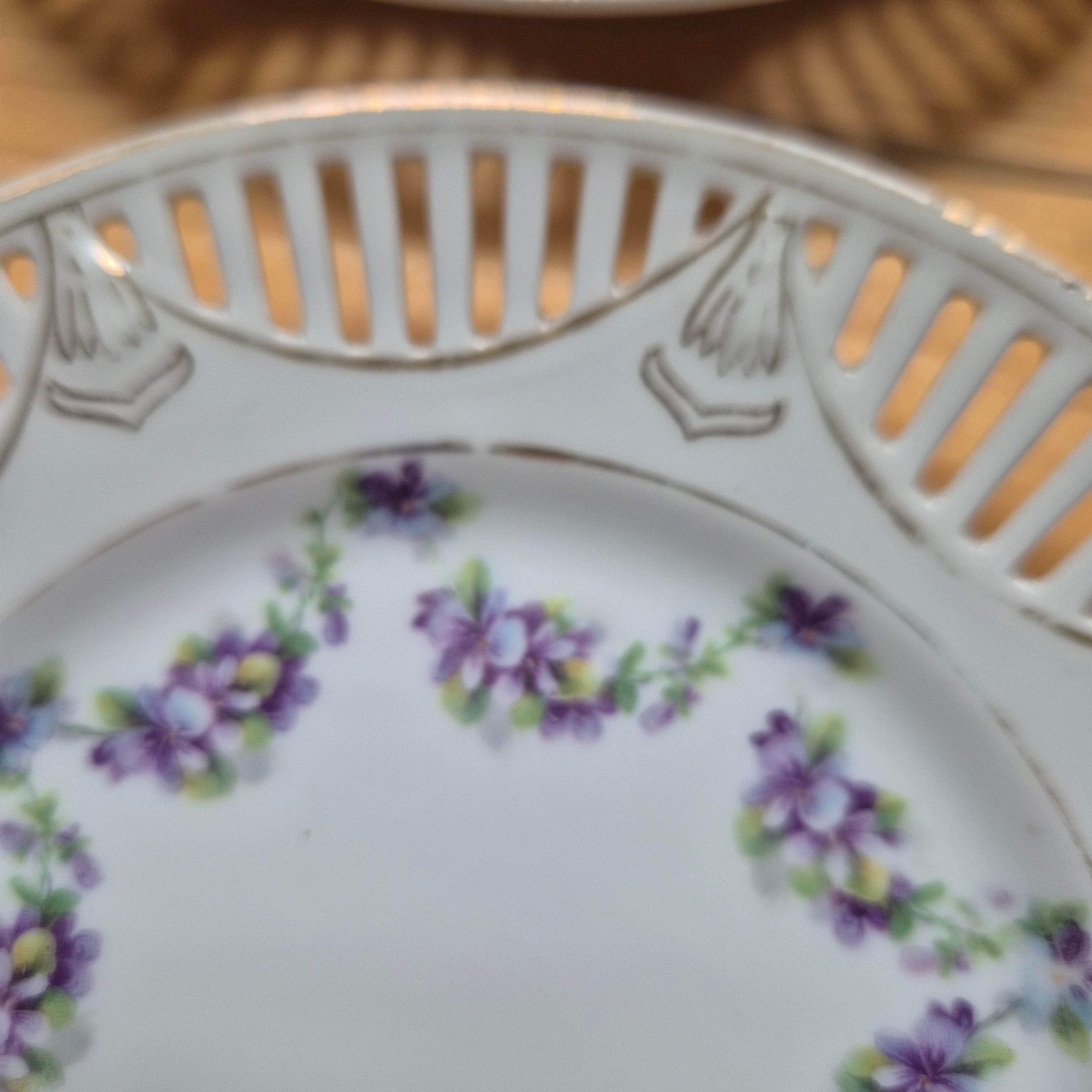 7x Antike kleine altdeutsche Dessertteller mit Durchbruchrand und handgemalten Blumen