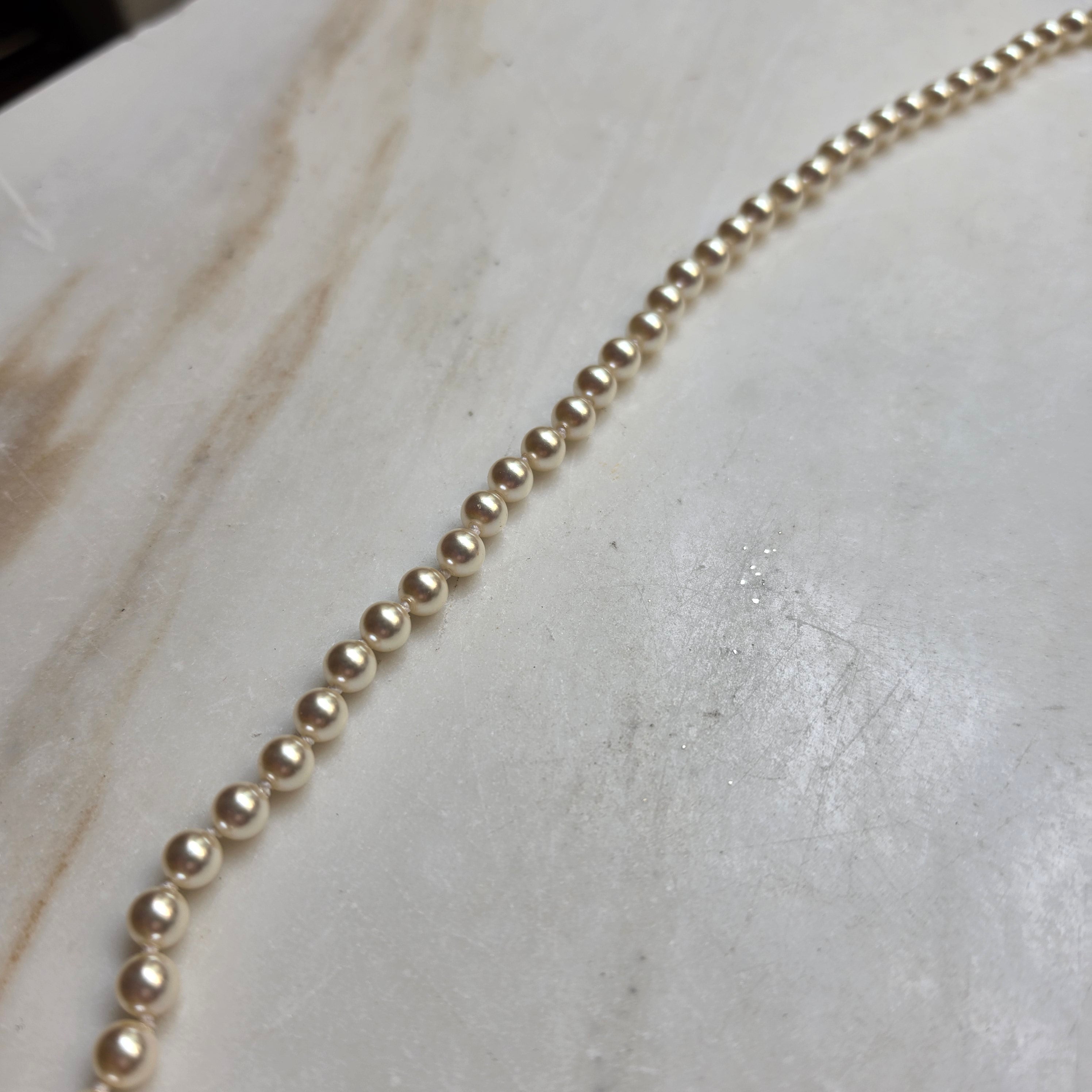 Klassische Kunstperlenkette mit warmem Schimmer – Vintage-Modeschmuck für jeden Tag