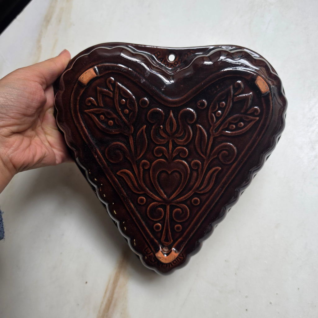 Vintage Keramik-Backform - Wandform in Herzform – Braune Glasur mit Blütendekor (W. Germany)