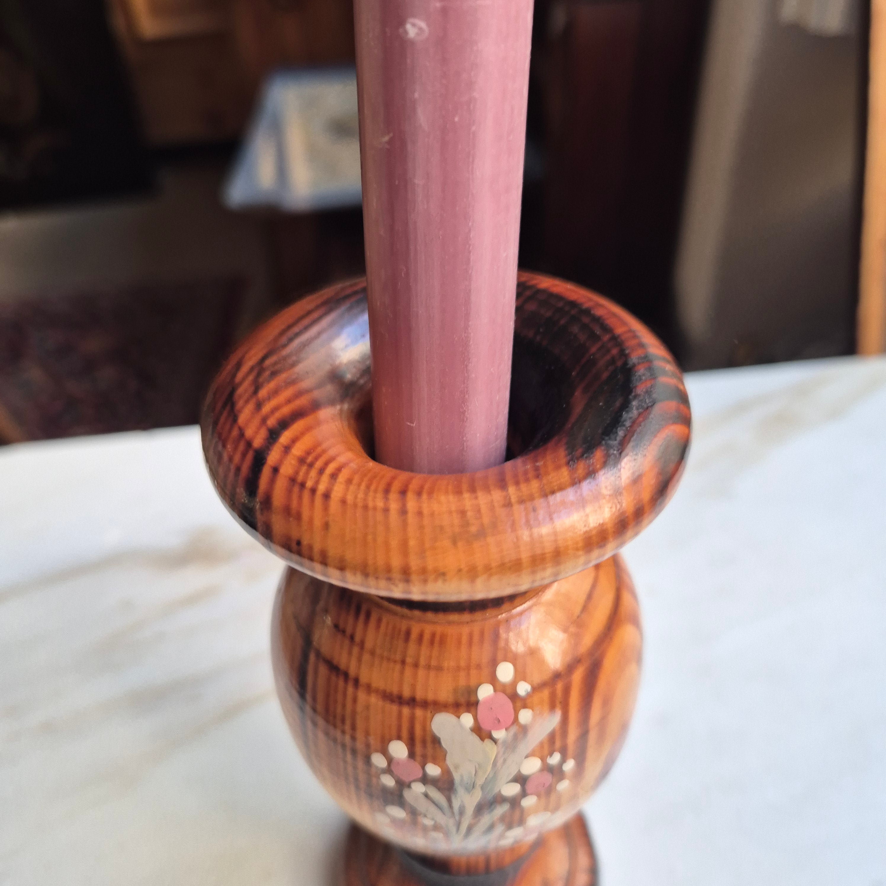 Handbemalter Kerzenständer aus Holz im rustikalen Design