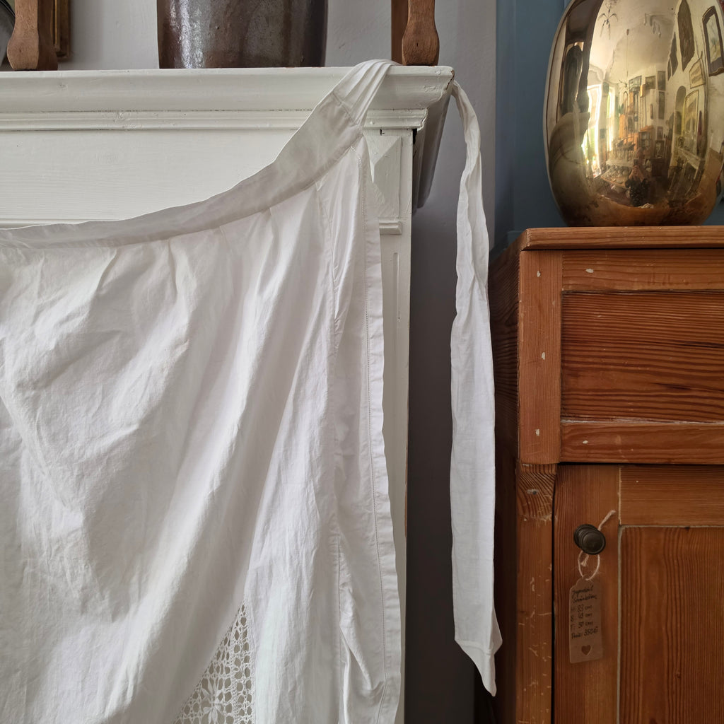 Vintage Halbschürze aus antiker Baumwolle mit kunstvoller Durchbruchstickerei – Weiß um 1900