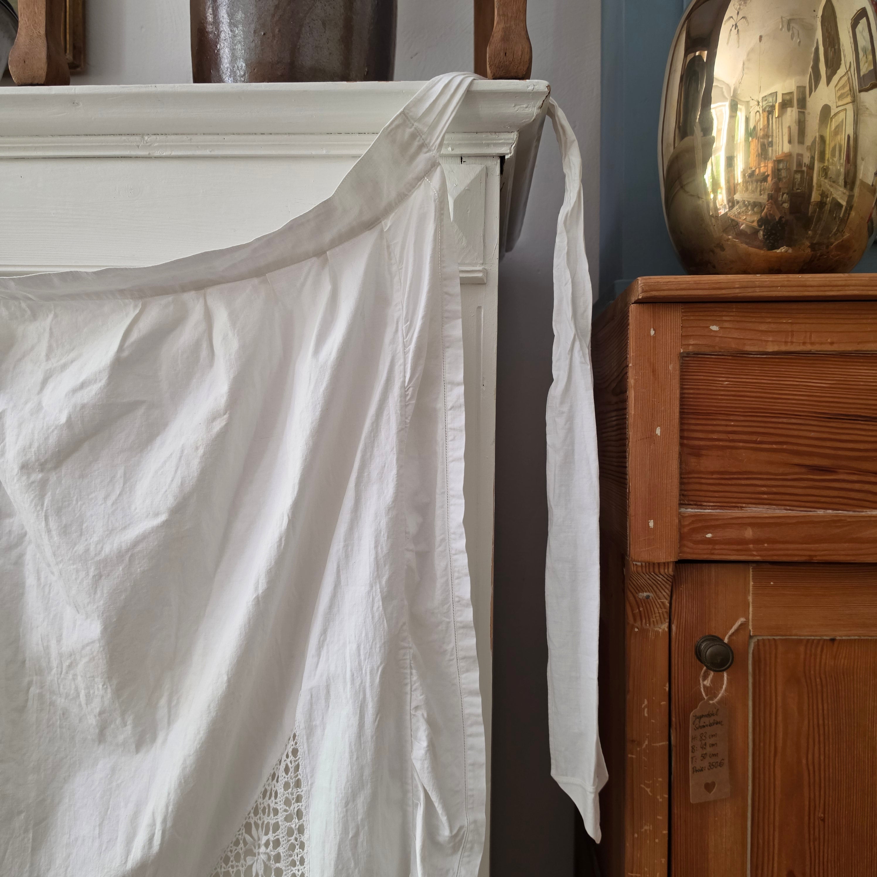 Vintage Halbschürze aus antiker Baumwolle mit kunstvoller Durchbruchstickerei – Weiß um 1900