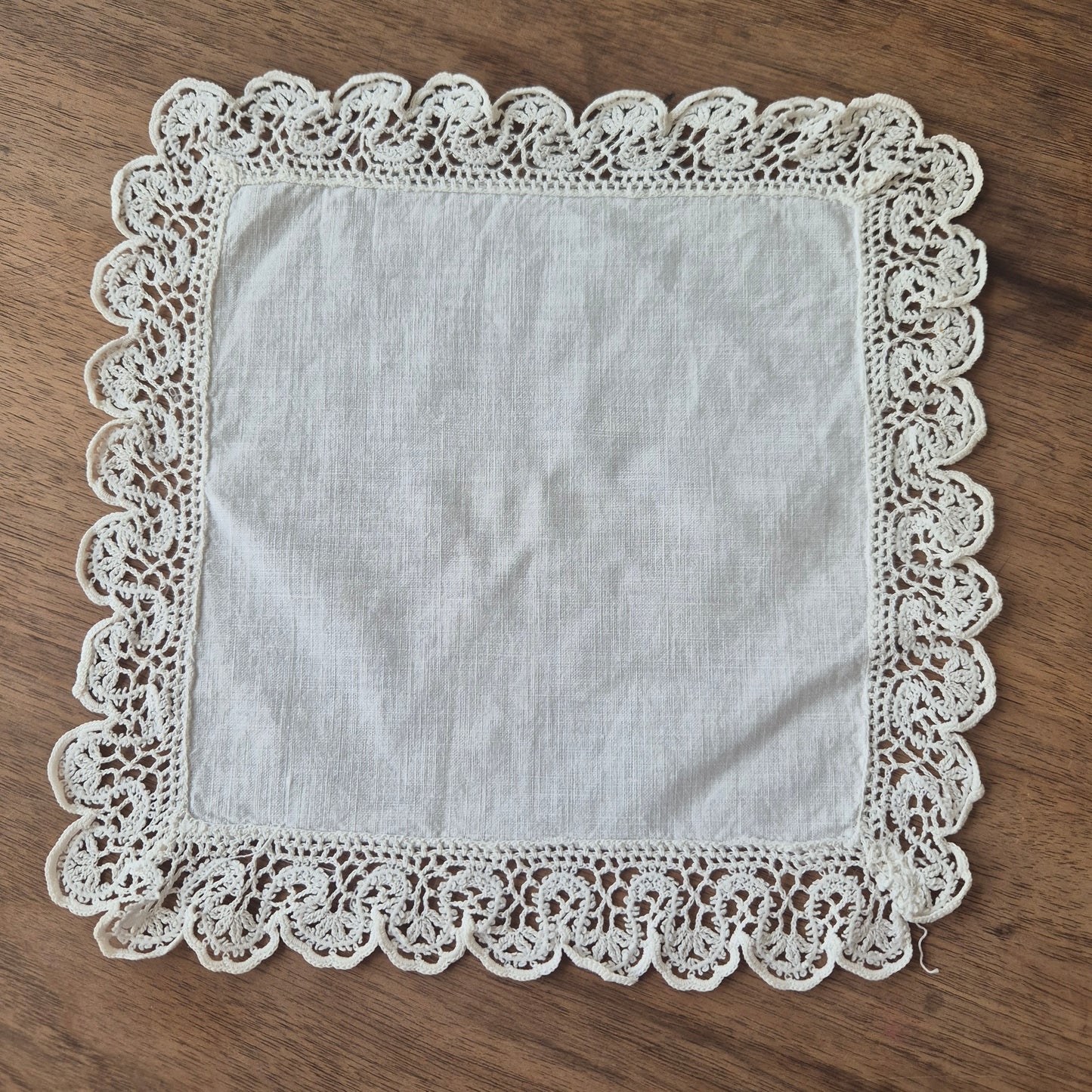 Wunderschönes altes viktorianisches Taschentuch mit geklöppeltem Rand- ideal als Geschenk! 24x24cm 🤍