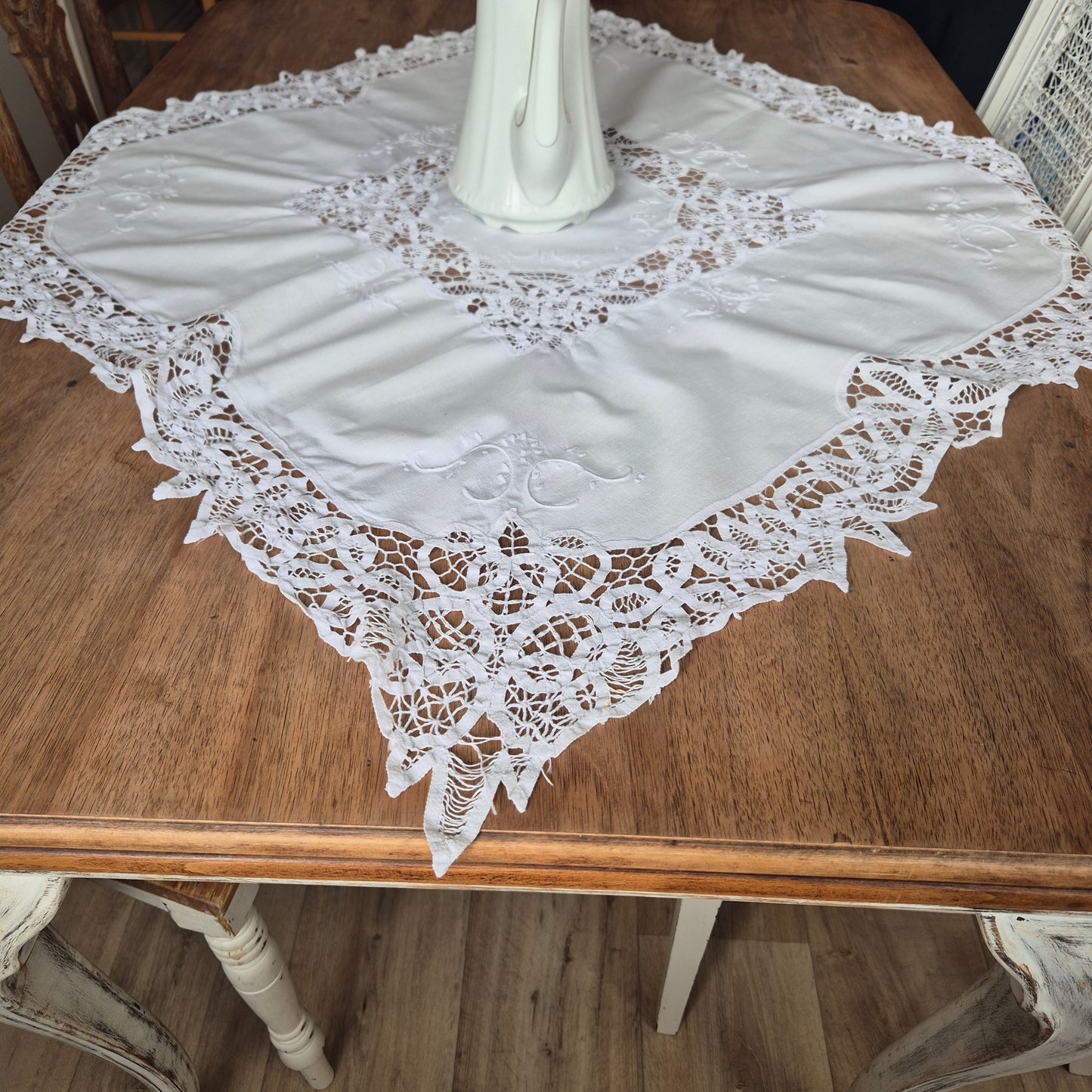 Antike viktorianische Spitzen Tischdecke gehäkelt geklöppelt weiß 85x85cm (Stockflecken Rückseite)