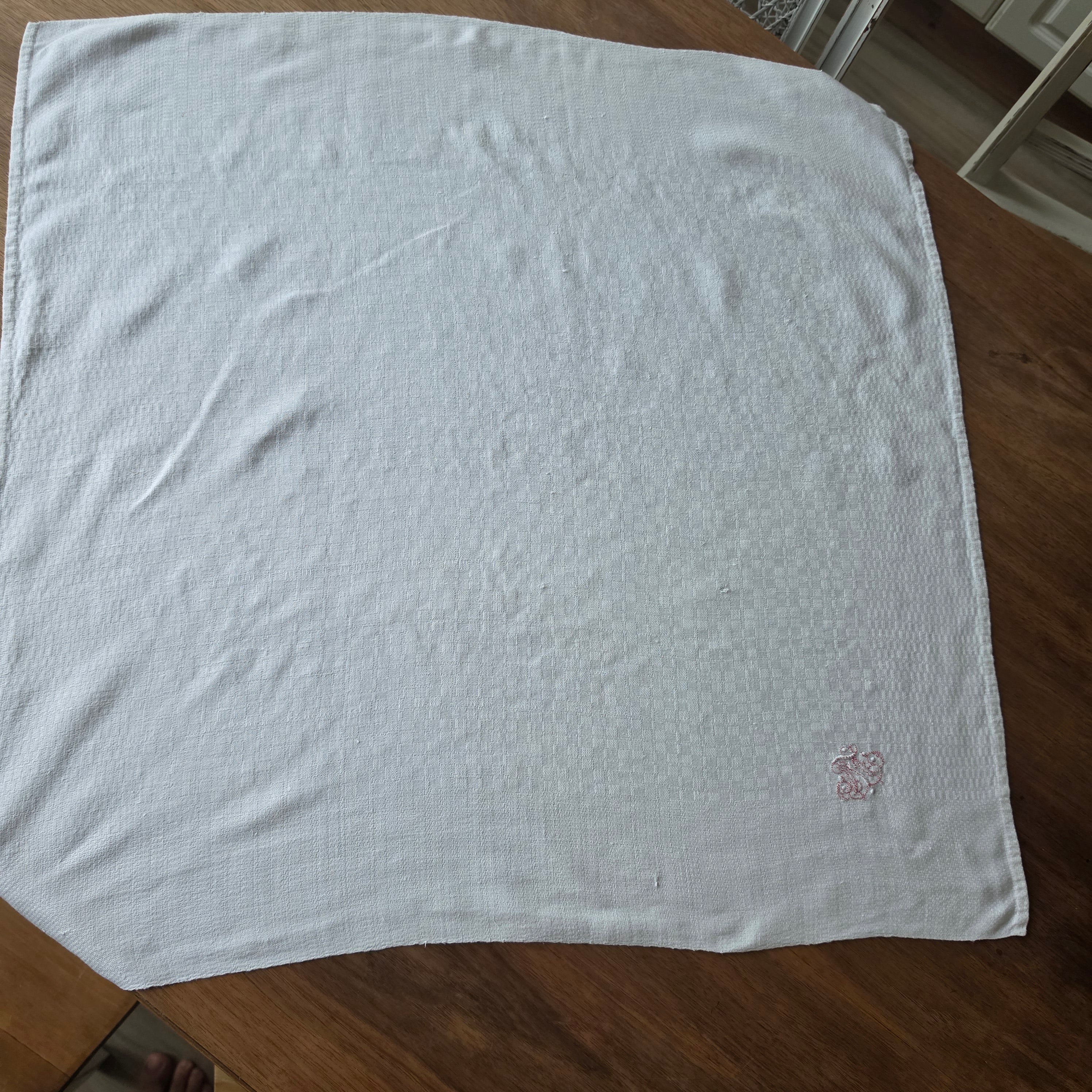 Antike Jugendstil-Mitteldecke - Serviette mit handgesticktem Monogramm M.T. – um 1900 - 69x69cm