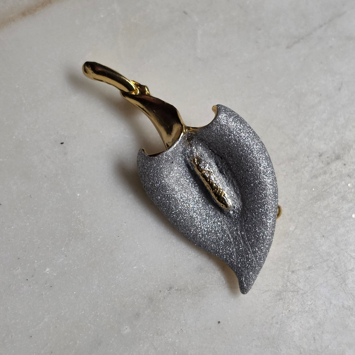 Elegante Zweifarbige Calla-Lilien-Inspirierte Brosche – Gold & Glitzer-Silber