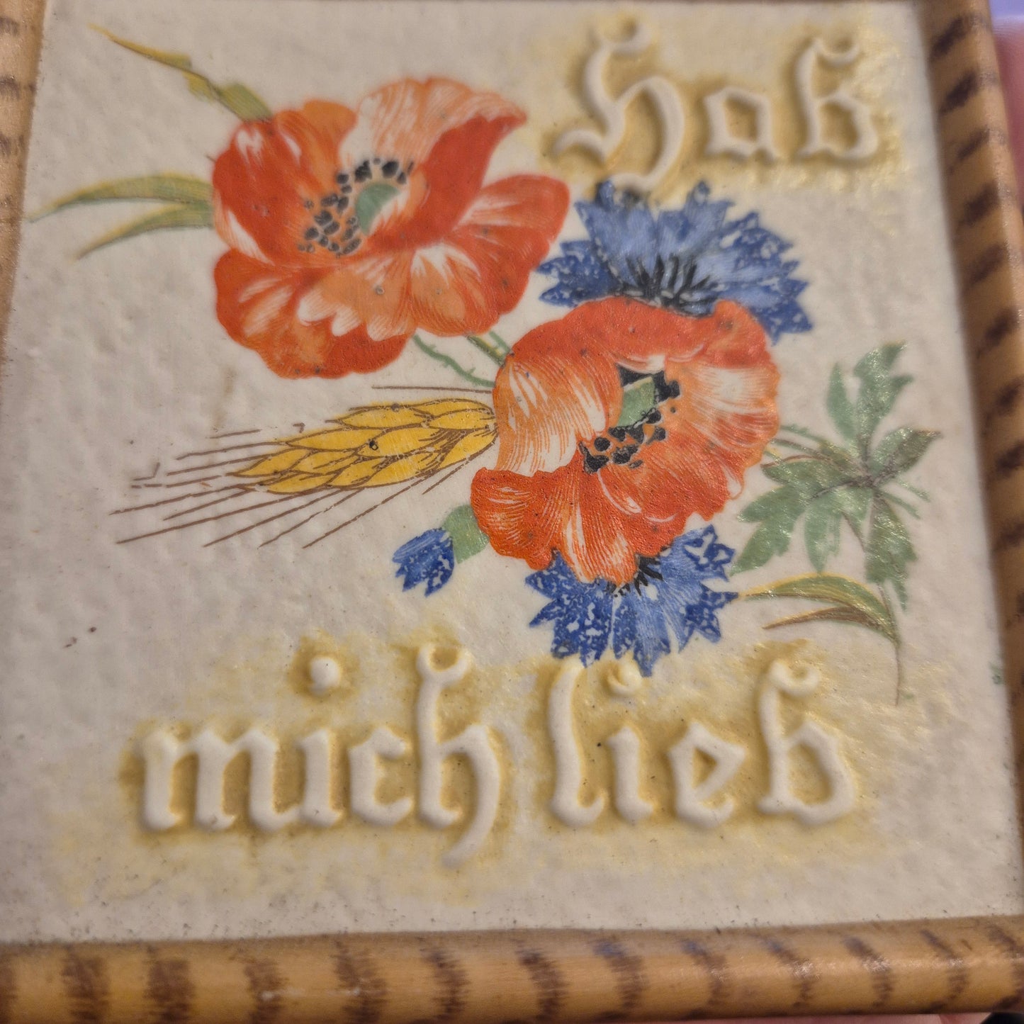 Antikes kleines Kachelbild handgemalt mit Spruch "Hab mich lieb" Mohnblume