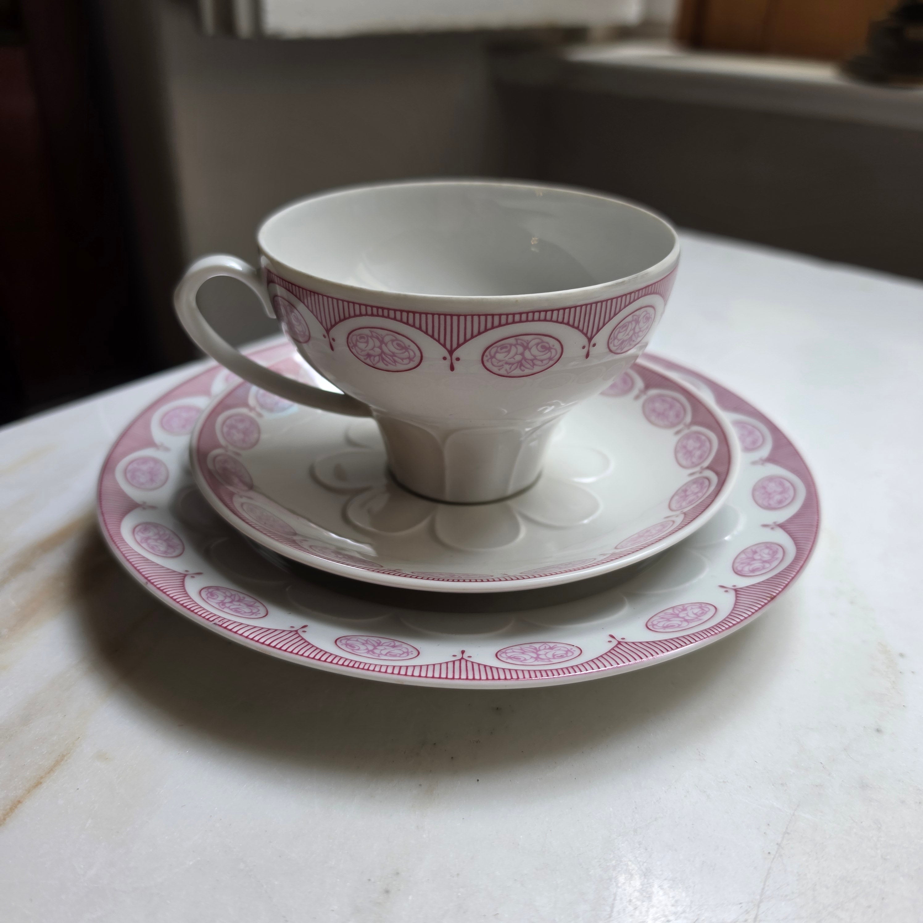Vintage Lettin Porzellan Sammelgedeck (3-teilig) – Altrosa Rosendekor & Relief