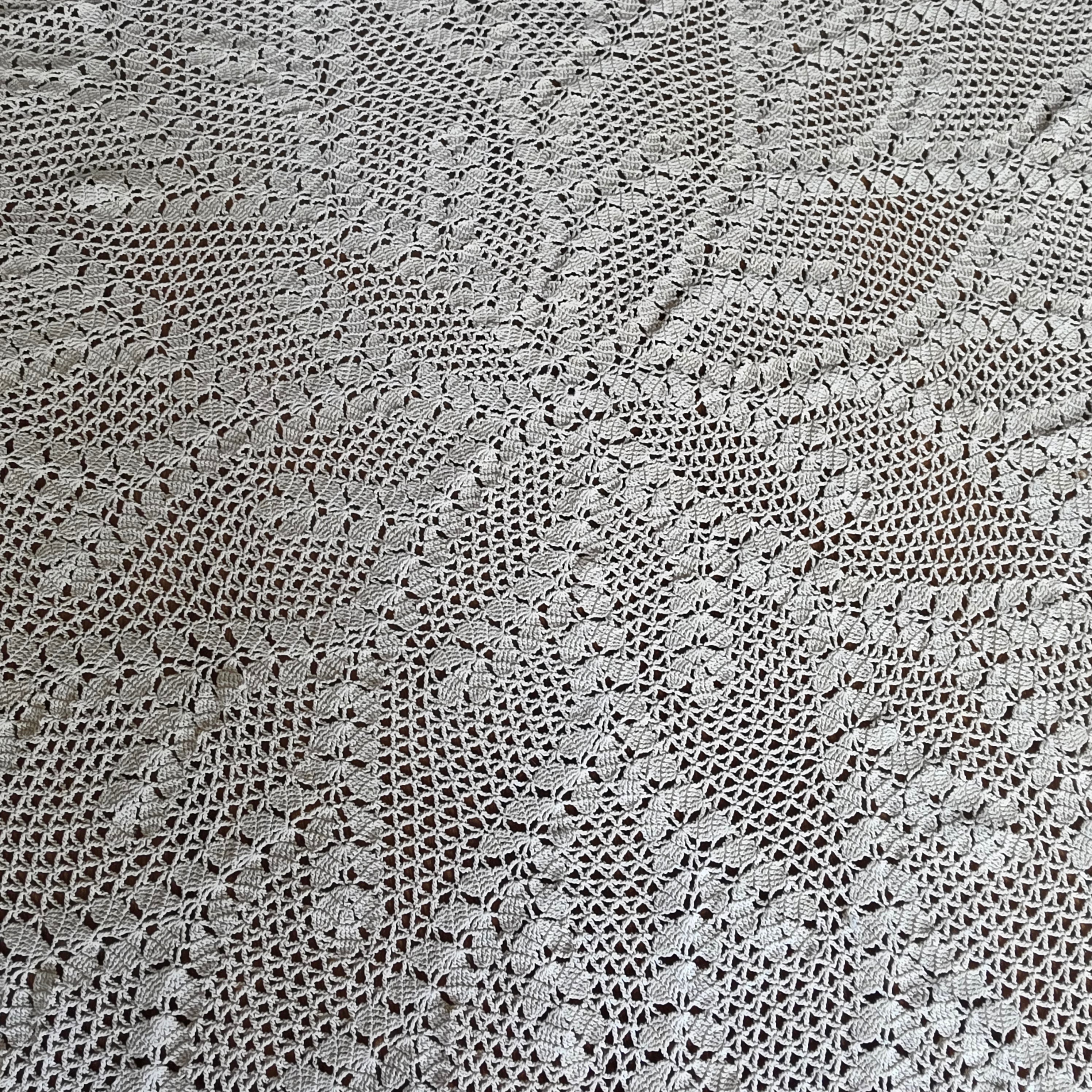 Vintage Häkeldecke Handarbeit - Filigrane Kunsthäkel-Tischdecke Beige/Natur 111cm rund