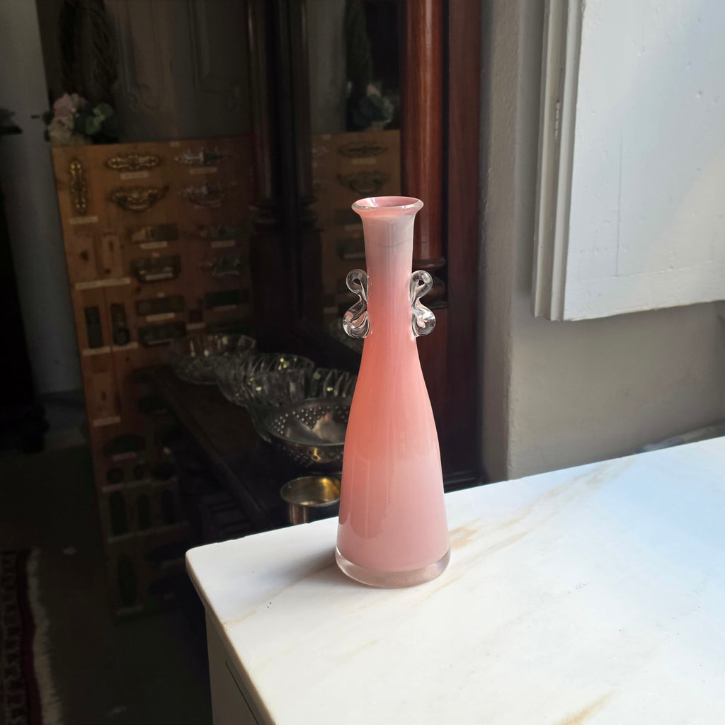 Vintage Rosa Opalglas-Vase mit Glasschlaufen - Mundgeblasene Solifleur Vase im Mid-Century Stil