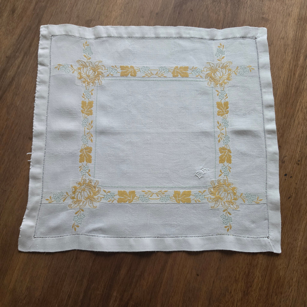 Elegante Vintage-Stoffserviette Zierdeckchen mit floraler Stickerei - Monogramm E.B.