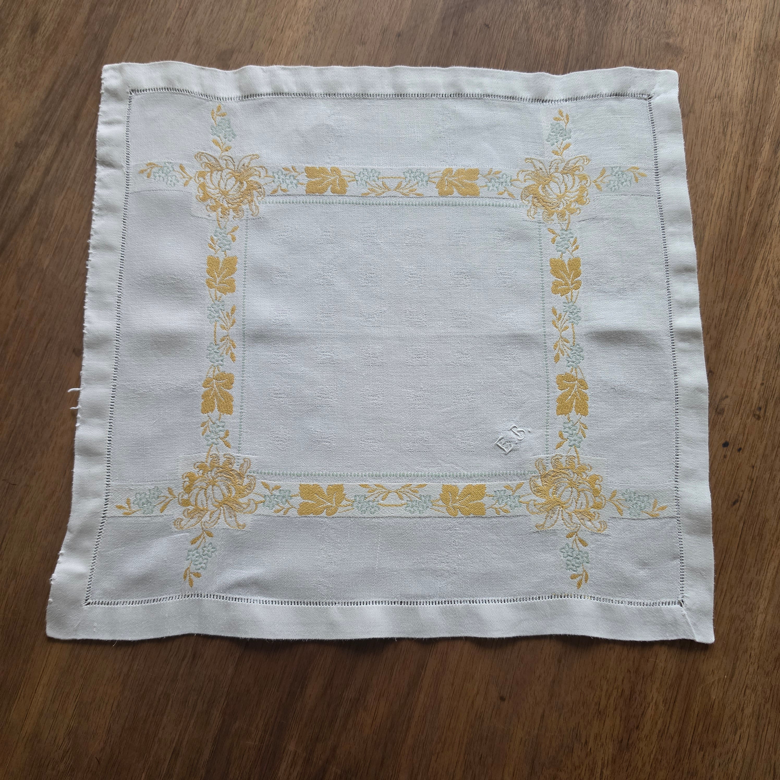 Elegante Vintage-Stoffserviette Zierdeckchen mit floraler Stickerei - Monogramm E.B.