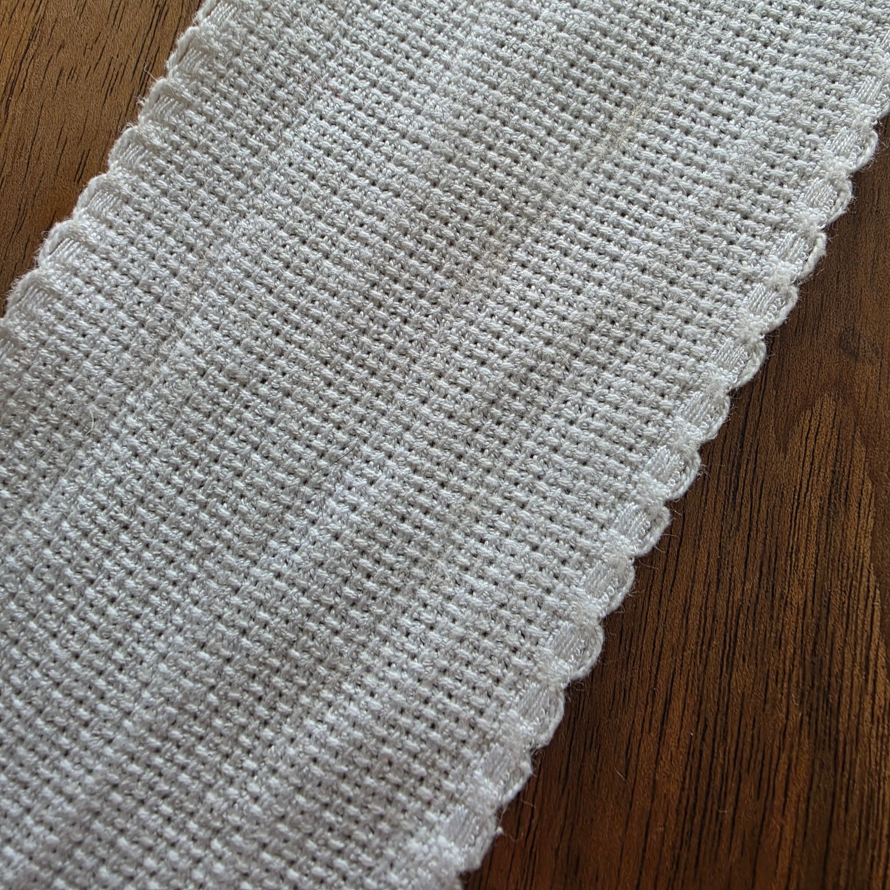 Handgestickte Oster-Schleife mit Hasen-Motiven – Vintage Wanddeko / Türdeko (Kreuzstich) - 47cm