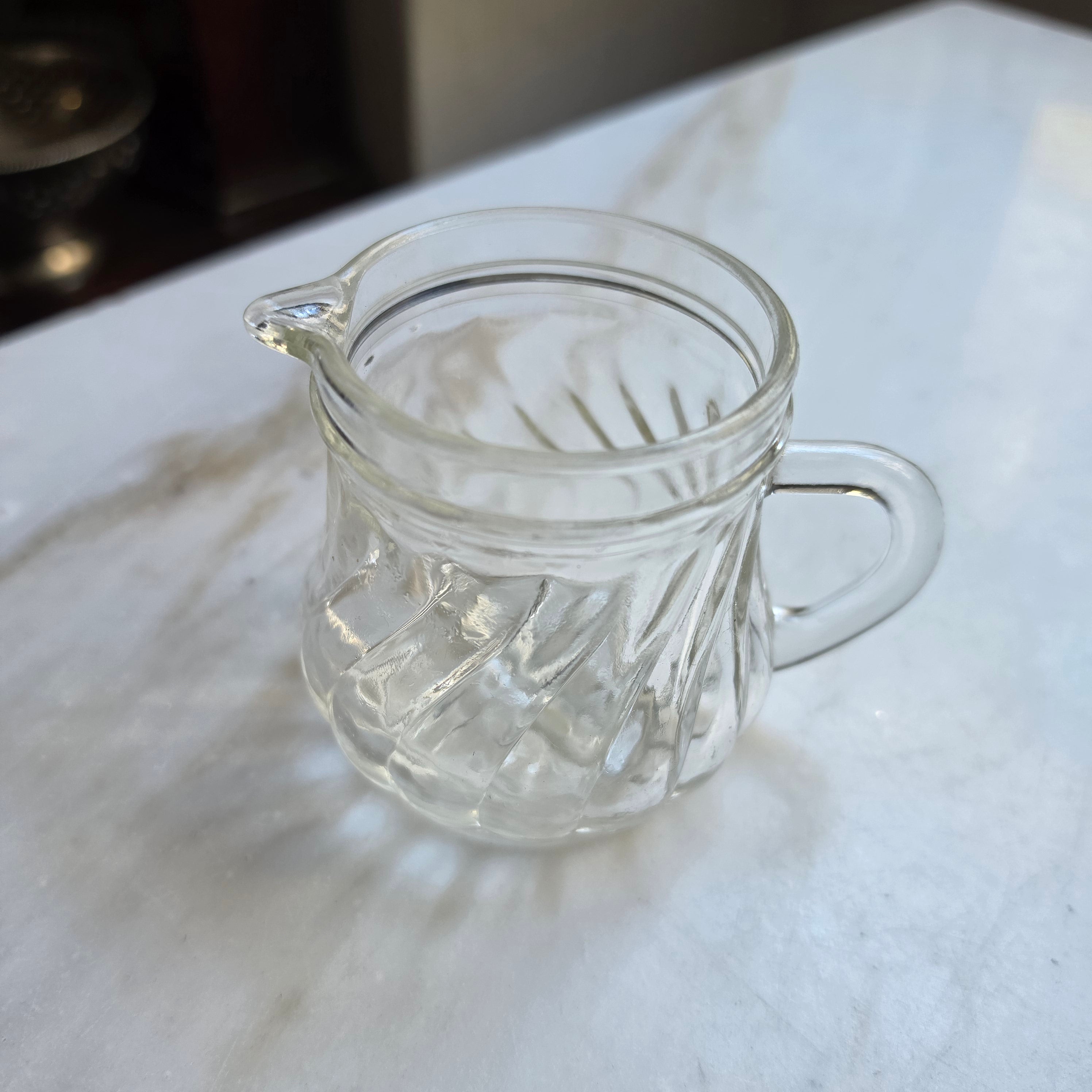 Kleines Vintage-Milchkännchen aus klarem Glas mit Spiraldruck und Sternboden