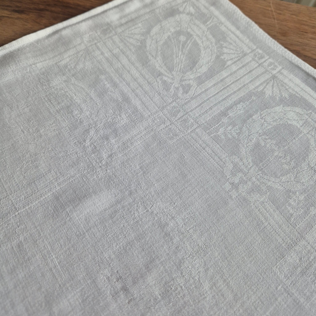 Antike Jugendstil Serviette/Mitteldecke Damast Baumwolle 65x65cm (Stockflecken) Monogramm B.