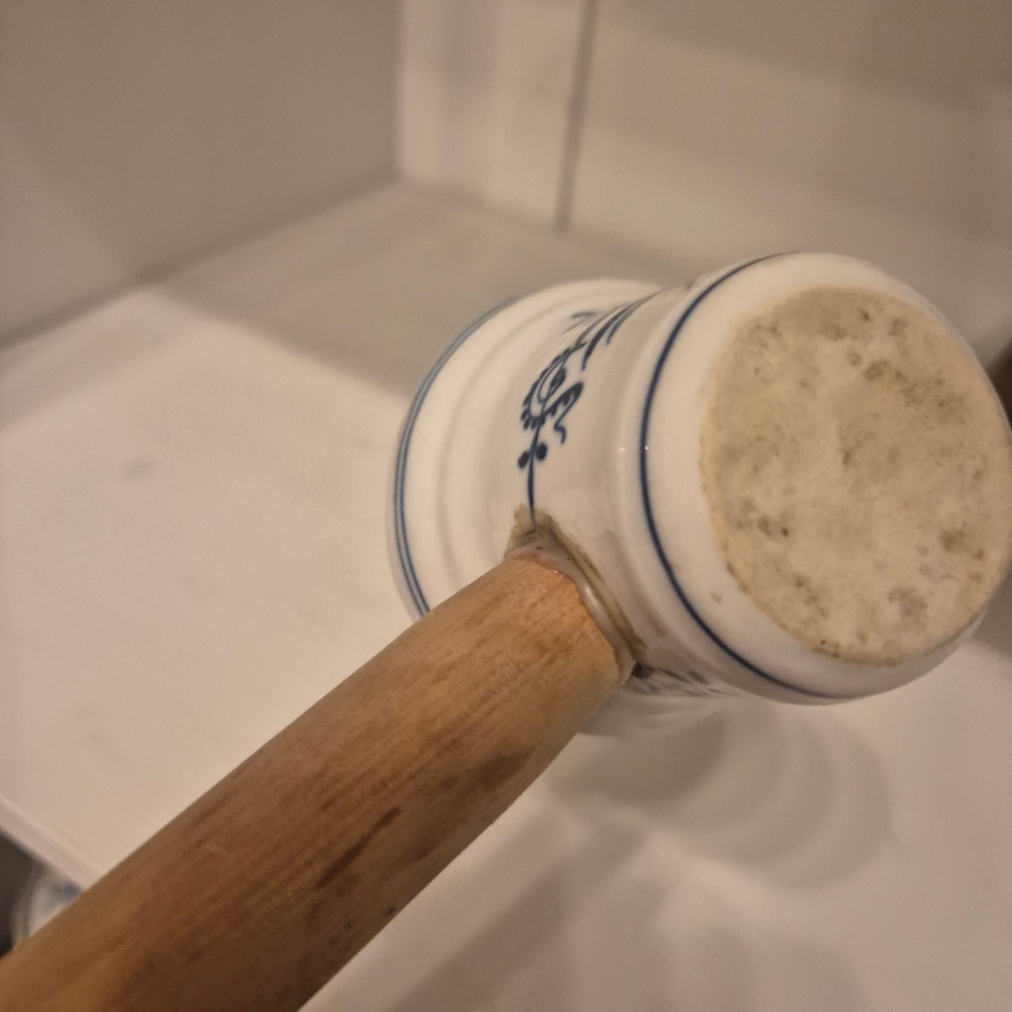 Antiker Fleischhammer Porzellan Holzgriff Blau Weiß Zwiebelmuster Küchendeko