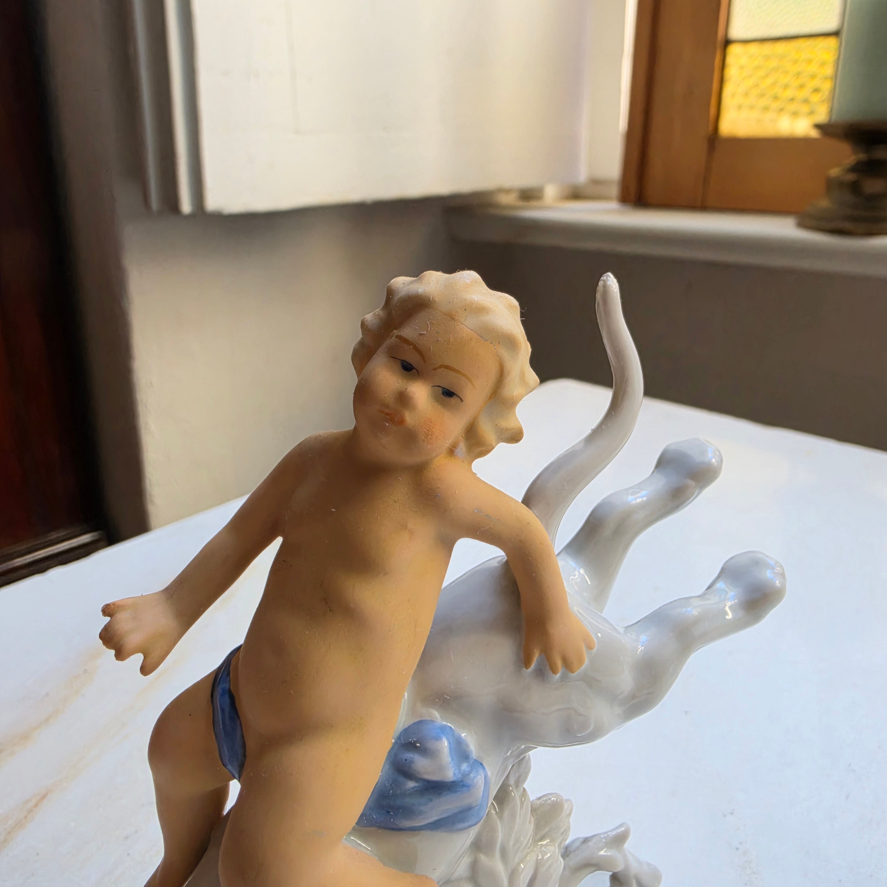 Antike handbemalte Putto auf Raubtier Panther Figur Porzellan