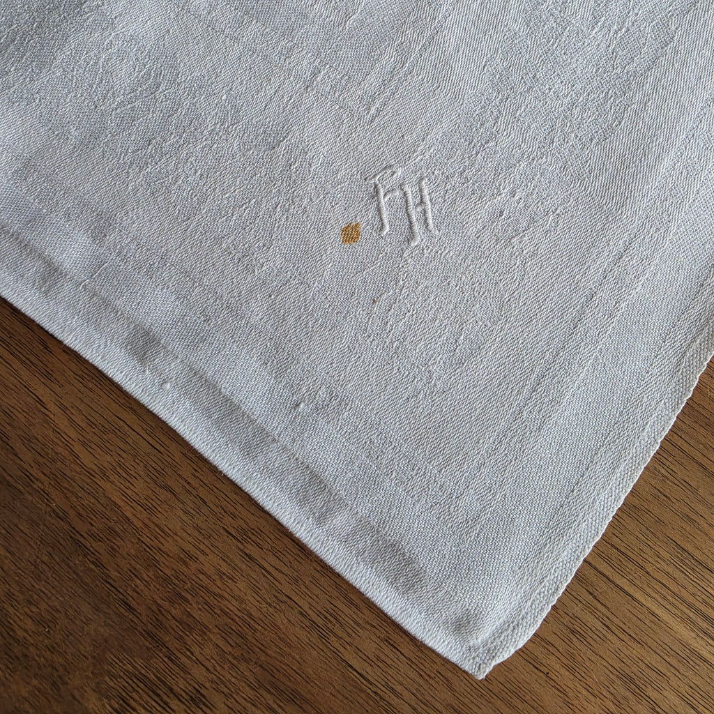 Antike Damast-Serviette mit handgesticktem Monogramm „F.H.“ – Nostalgischer Charme für deine Tafel 55x51cm