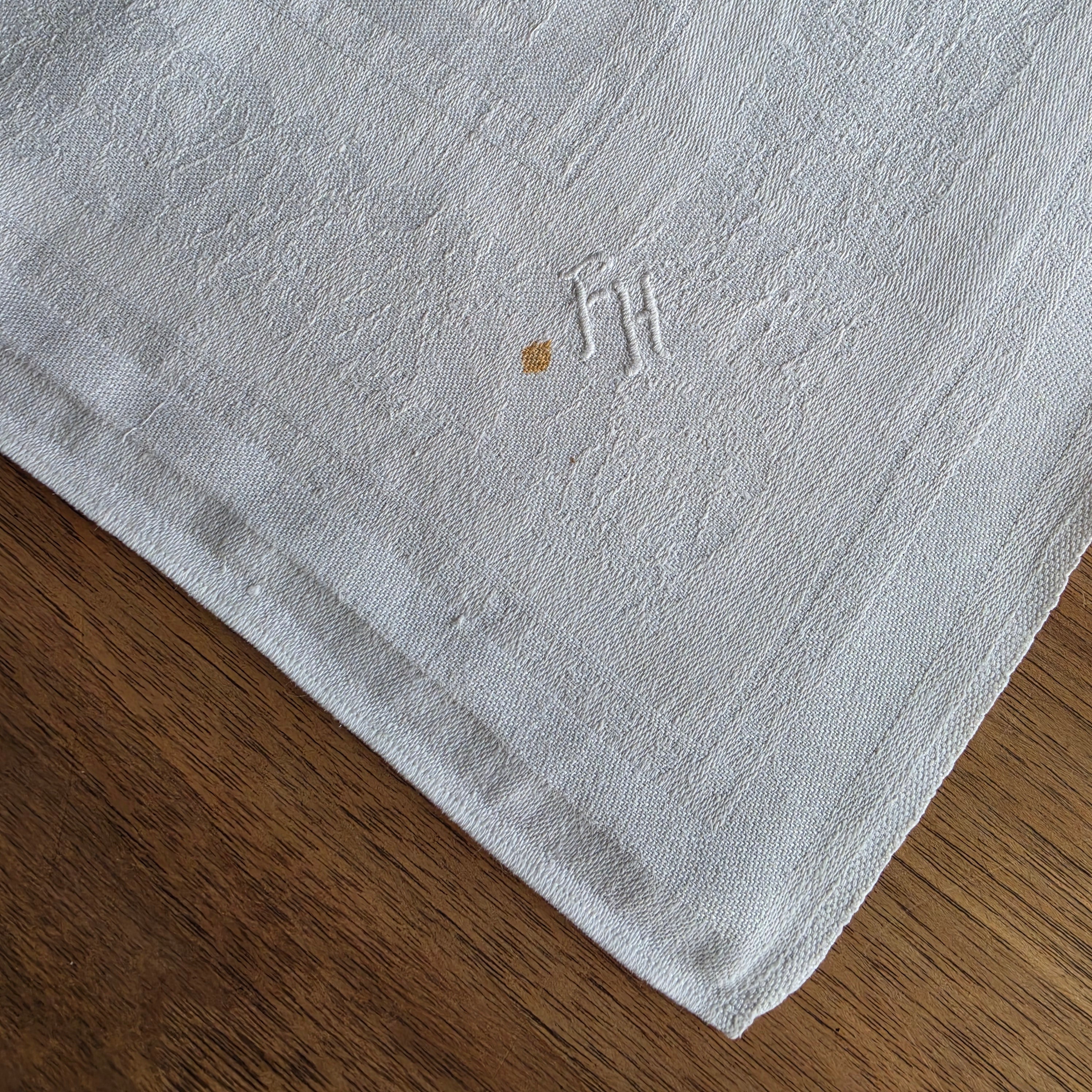 Antike Damast-Serviette mit handgesticktem Monogramm „F.H.“ – Nostalgischer Charme für deine Tafel 55x51cm