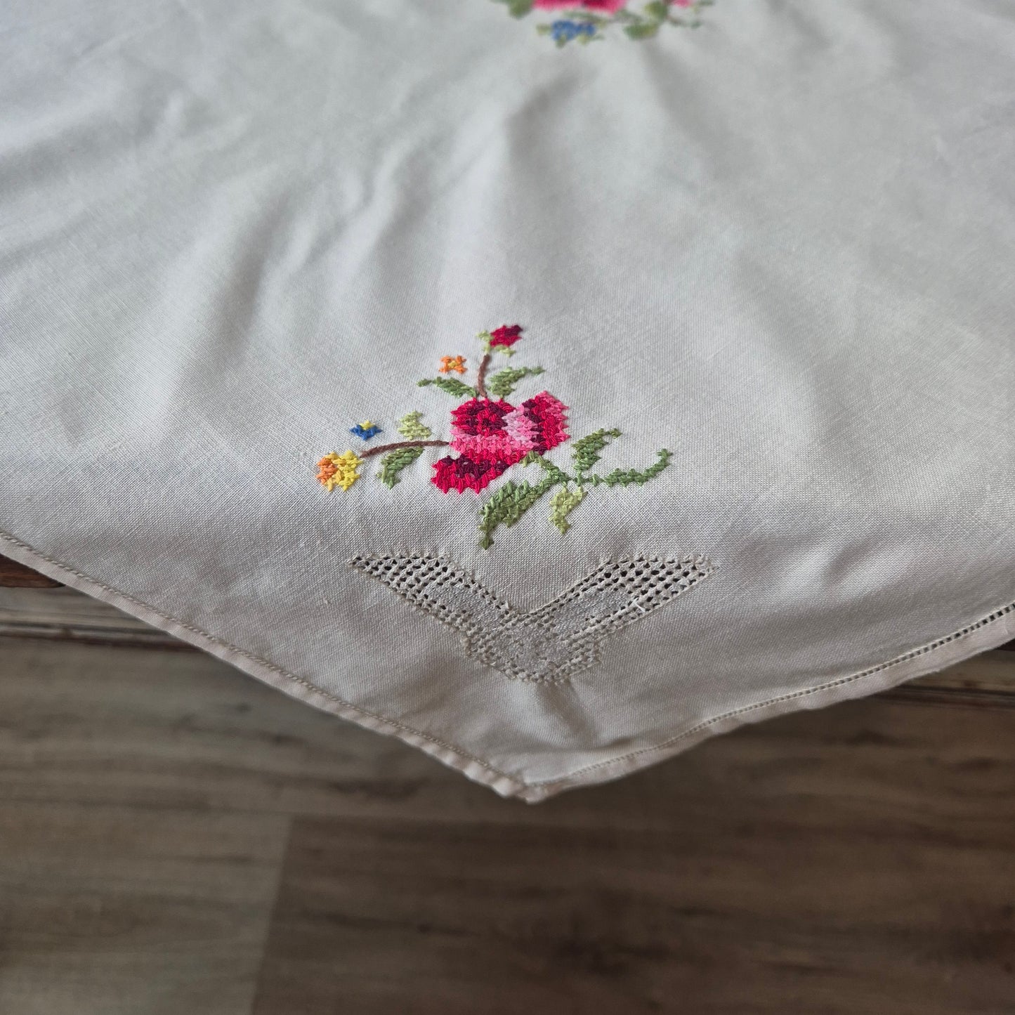 Antike Vintage Mitteldecke Tischdecke creme beige 80x85cm bestickt mit Rosen