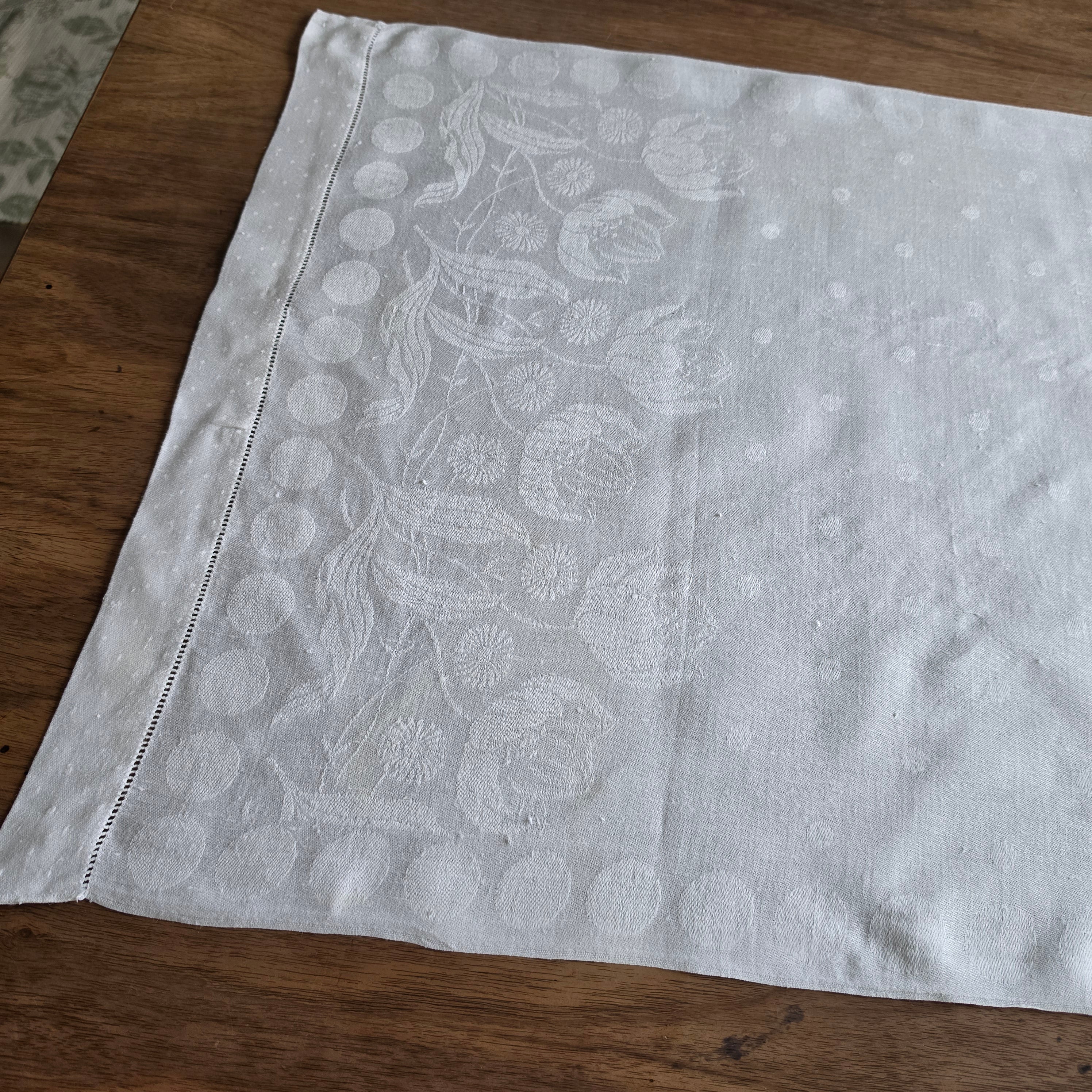 Vintage Damast-Tischläufer / Paradehandtuch mit Jugendstil-Tulpenmuster & Monogramm „H.W.“