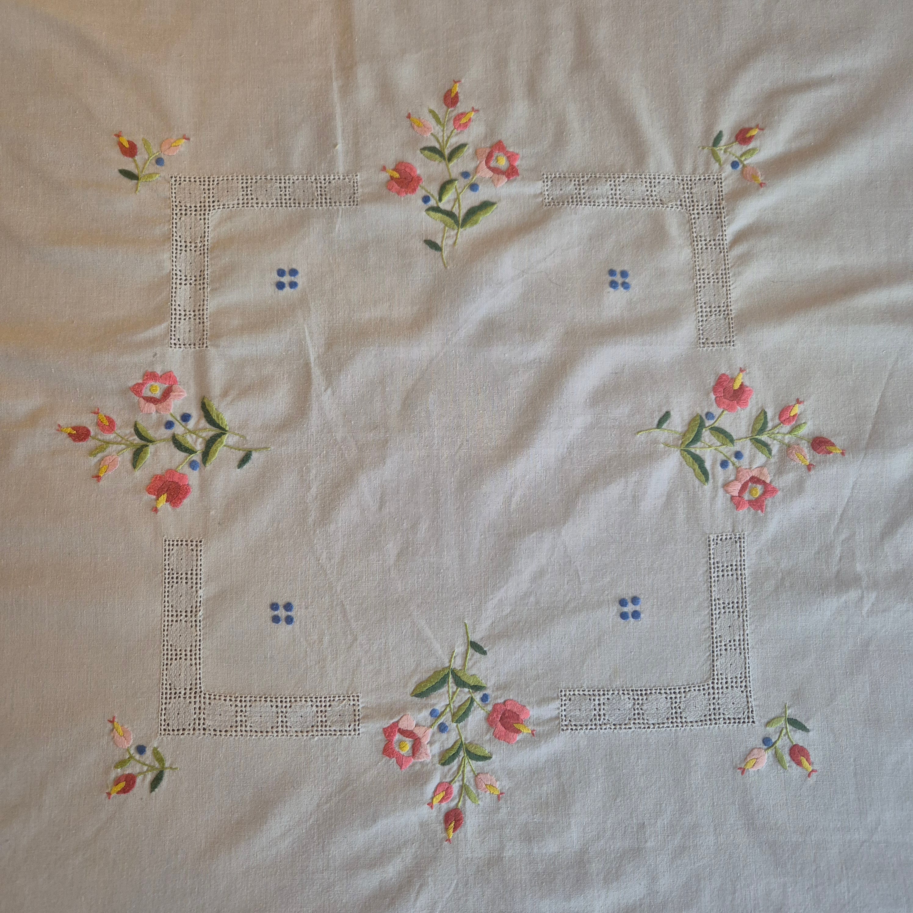 Vintage Tischdecke Baumwolle mit Blumenstickerei und durchbrochener Spitze 83x83cm