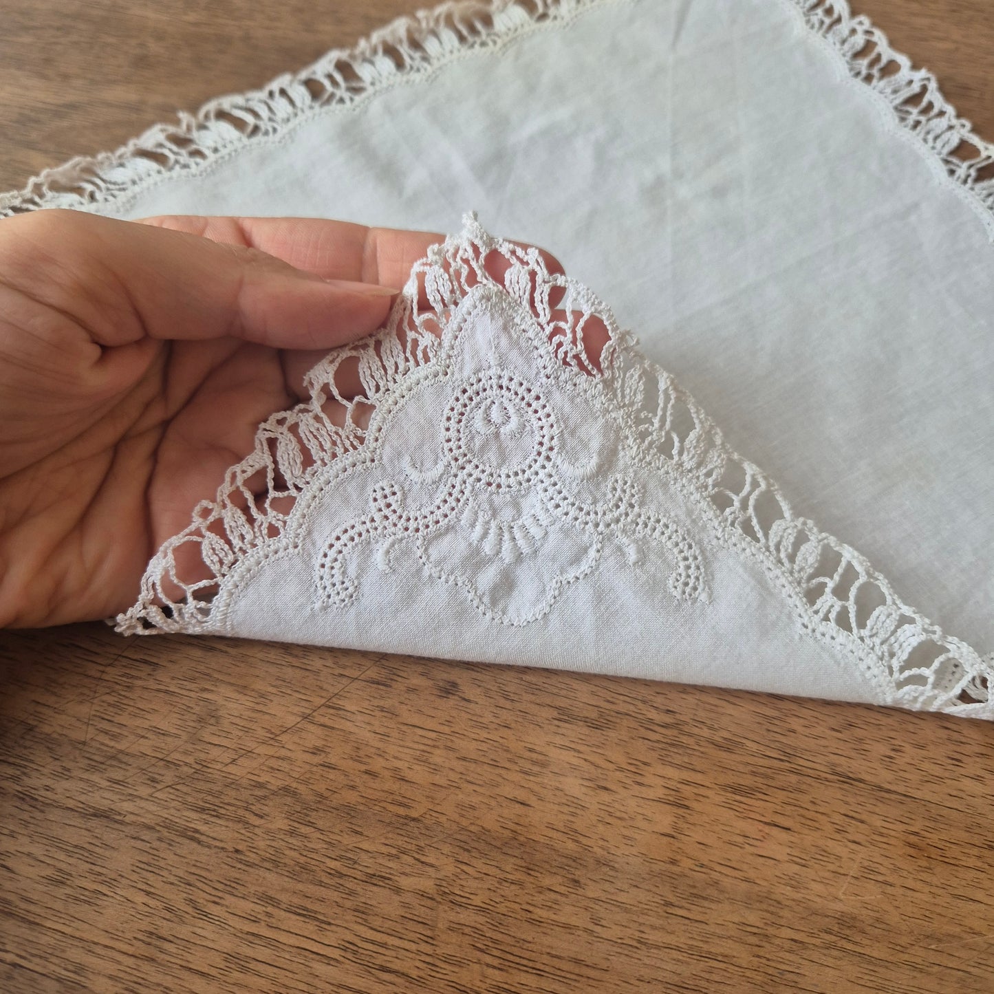 Vintage Stofftaschentuch weiß Stickerei Baumwolle gehäkelt/geklöppelt 28x28cm (Flecken)