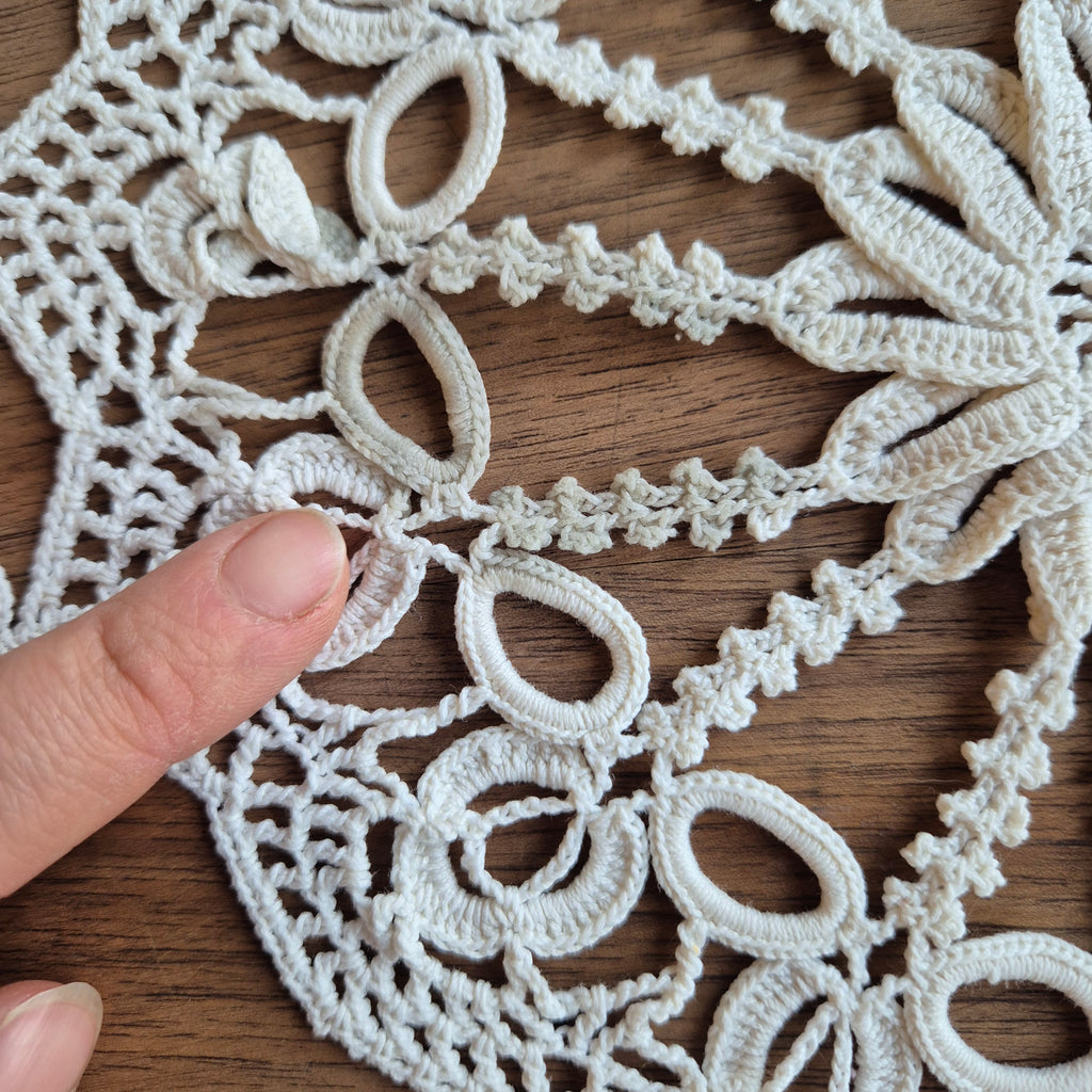 Antikes französisches Zierdeckchen weiß geklöppelt Baumwolle 50x21cm 🤍