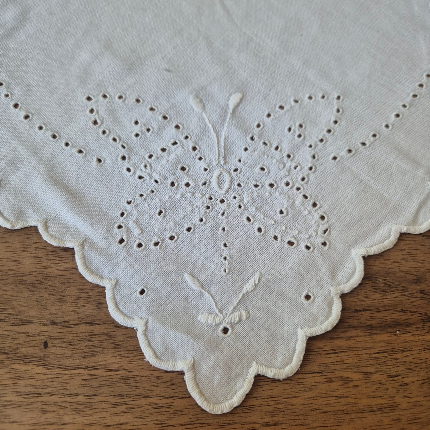 Antikes kleines Zierdeckchen weiß bestickt Schmetterling Baumwolle 35x35cm oval