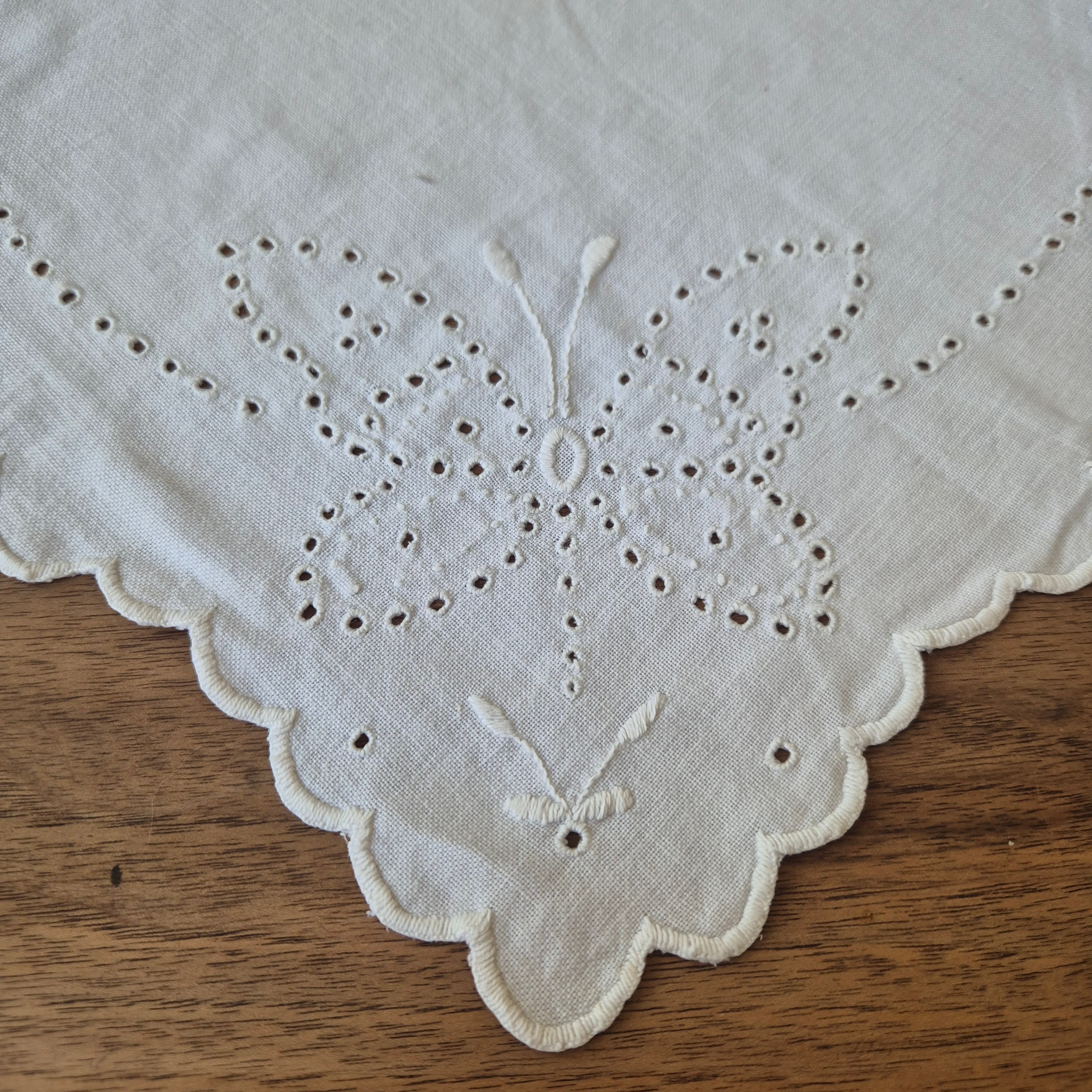 Antikes kleines Zierdeckchen weiß bestickt Schmetterling Baumwolle 35x35cm oval